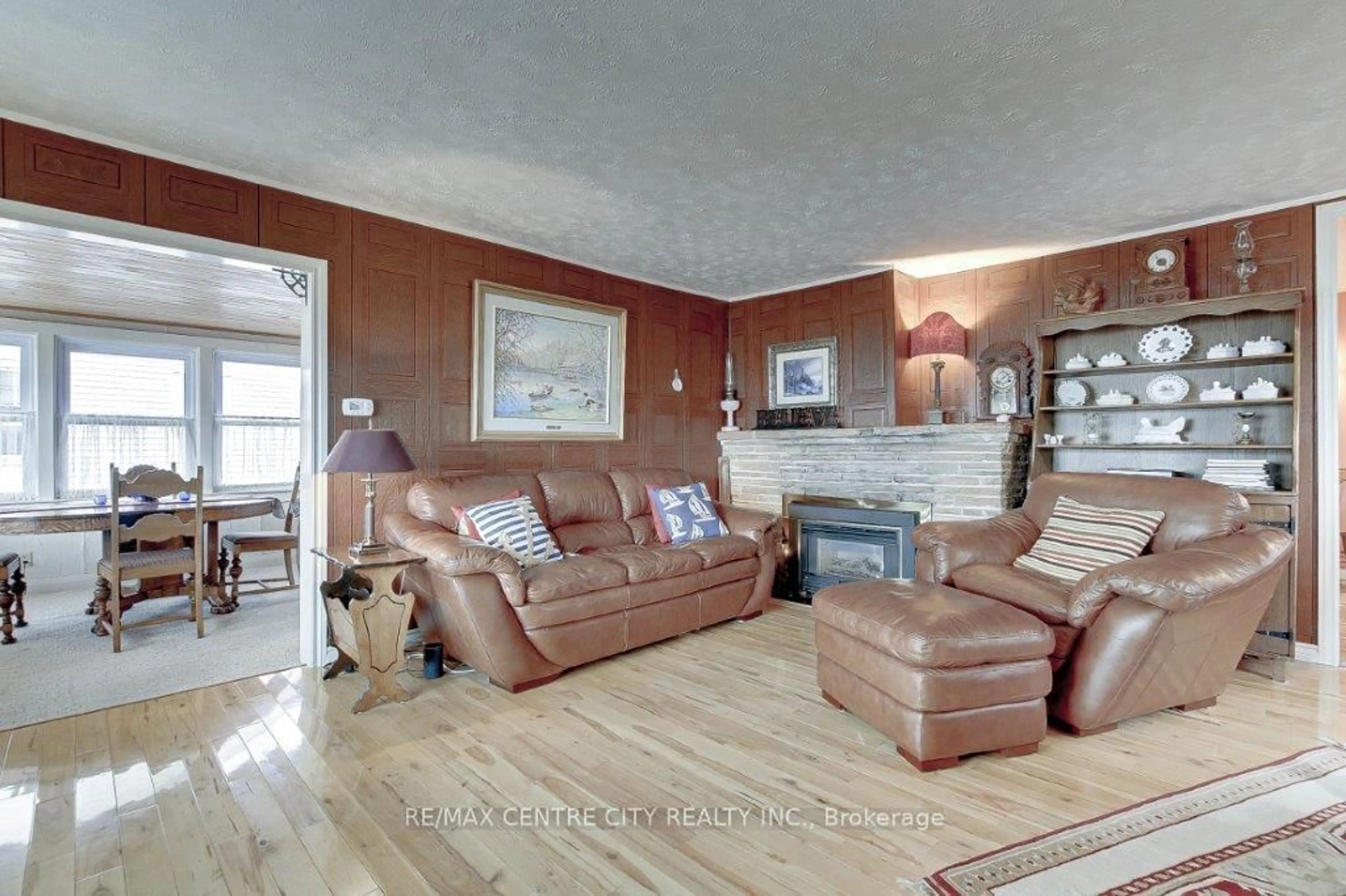 Living room with furniture, wood/laminate floor for 429 FRONT St, Central Elgin Ontario N5L 1G3