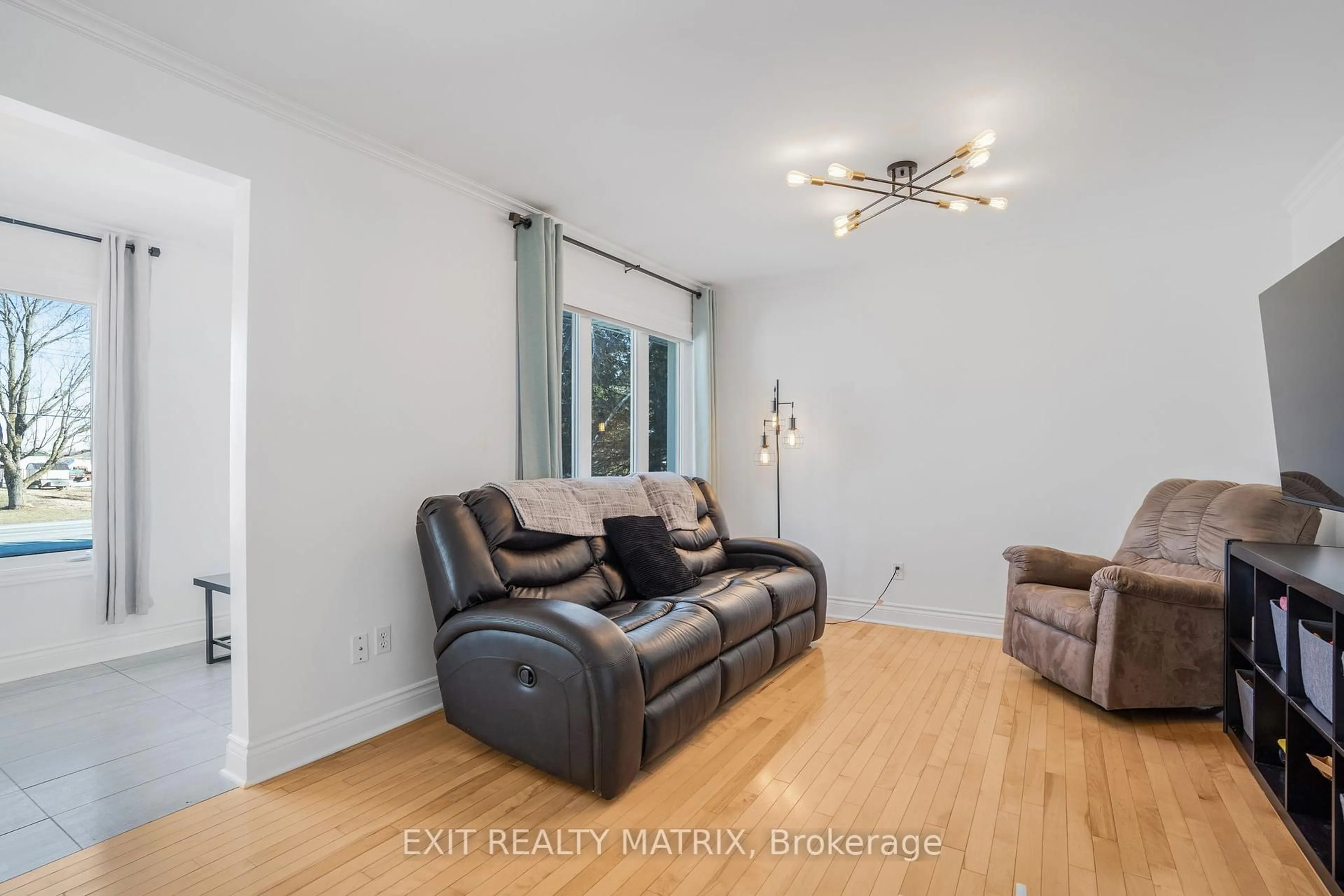 Living room with furniture, wood/laminate floor for 252 St-Bernardin St, The Nation Ontario K0B 1N0