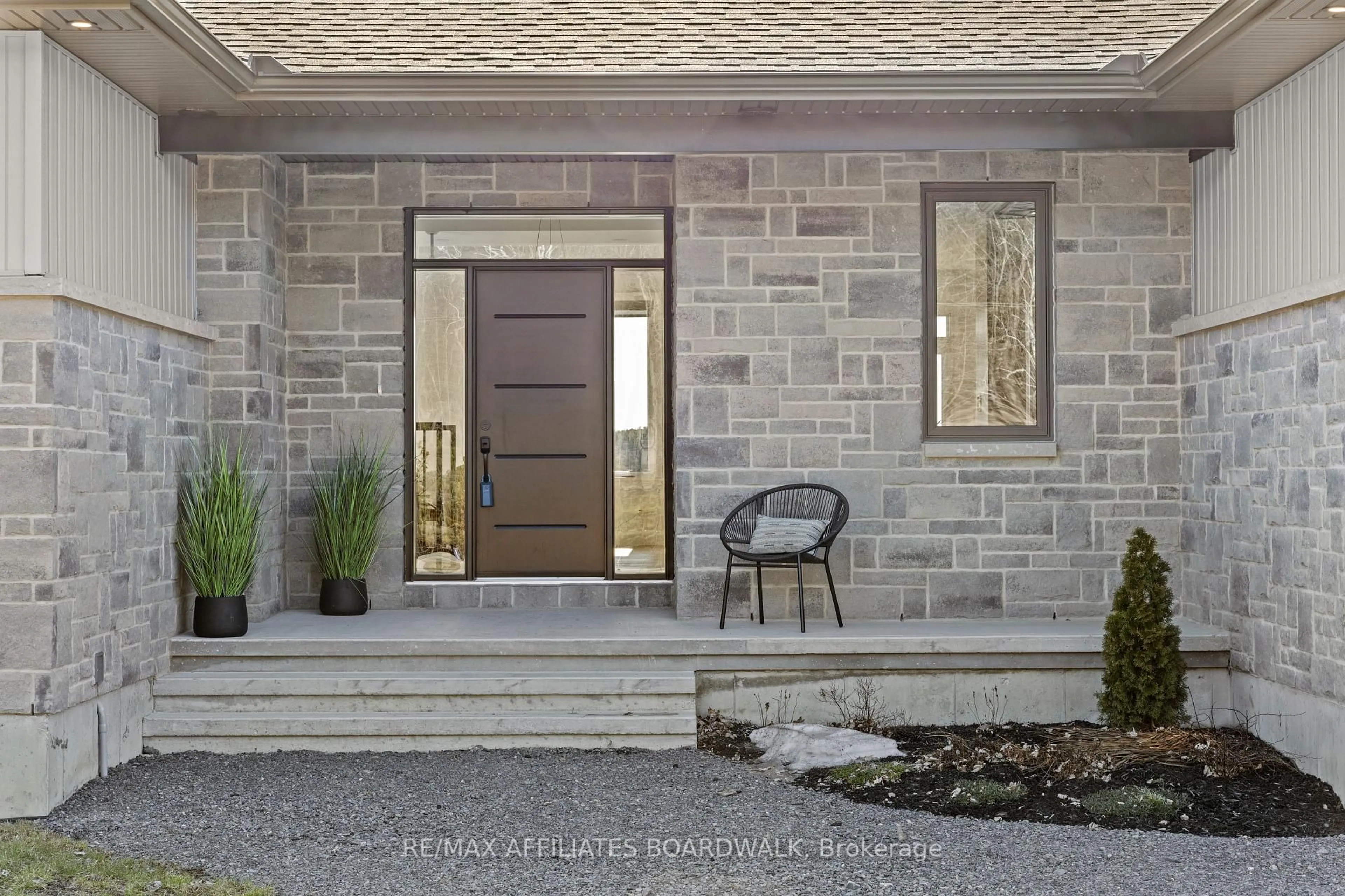 Indoor entryway for 5968 Fourth Line Rd, North Gower Ontario K0A 2T0