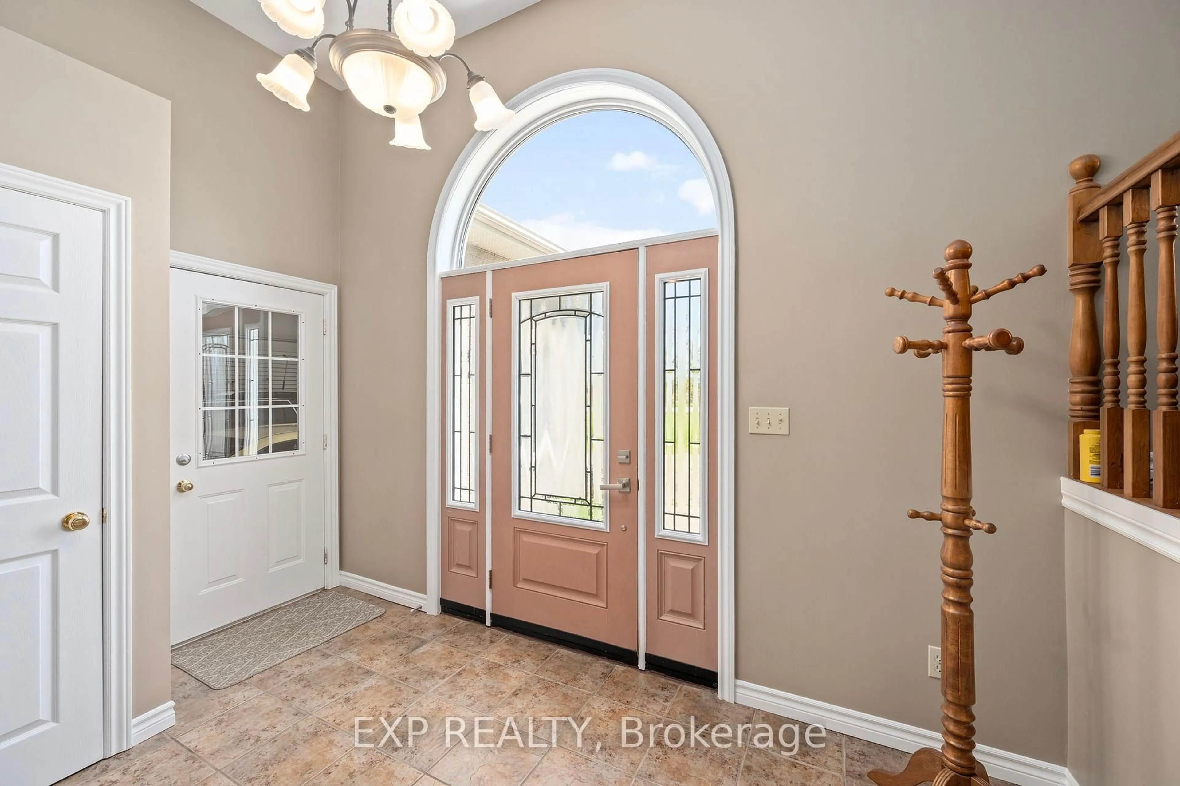 Indoor entryway for 20437 MELBOURNE Rd, Southwest Middlesex Ontario N0L 1T0