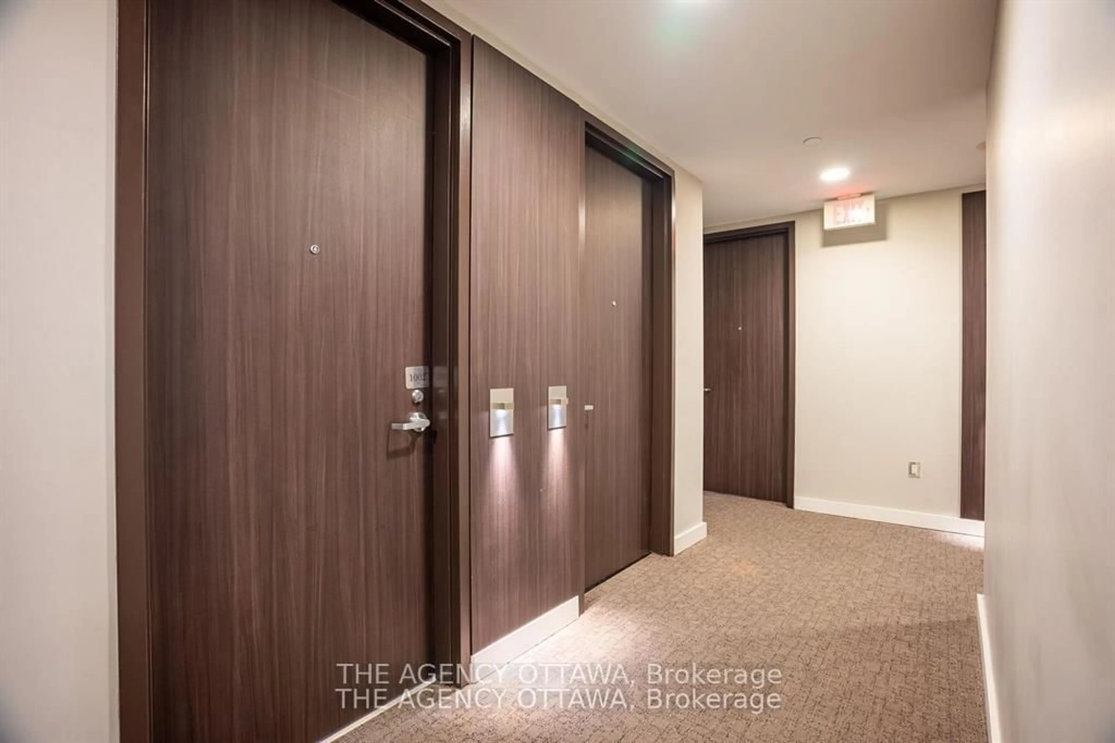 Indoor foyer for 111 CHAMPAGNE Ave #1002, Ottawa Ontario K1S 5V3