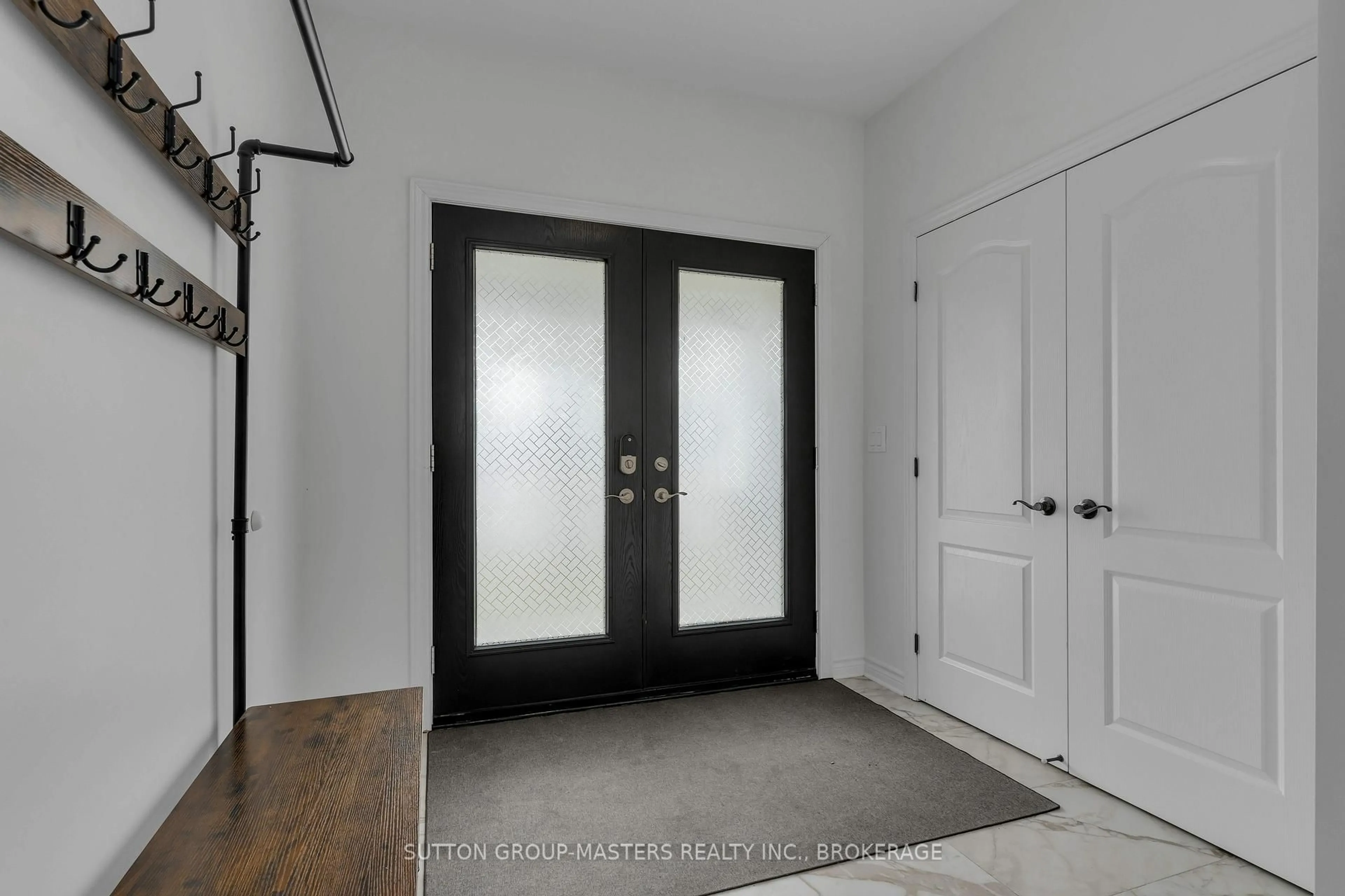 Indoor entryway for 1410 Evergreen Dr, Kingston Ontario K7P 0H5