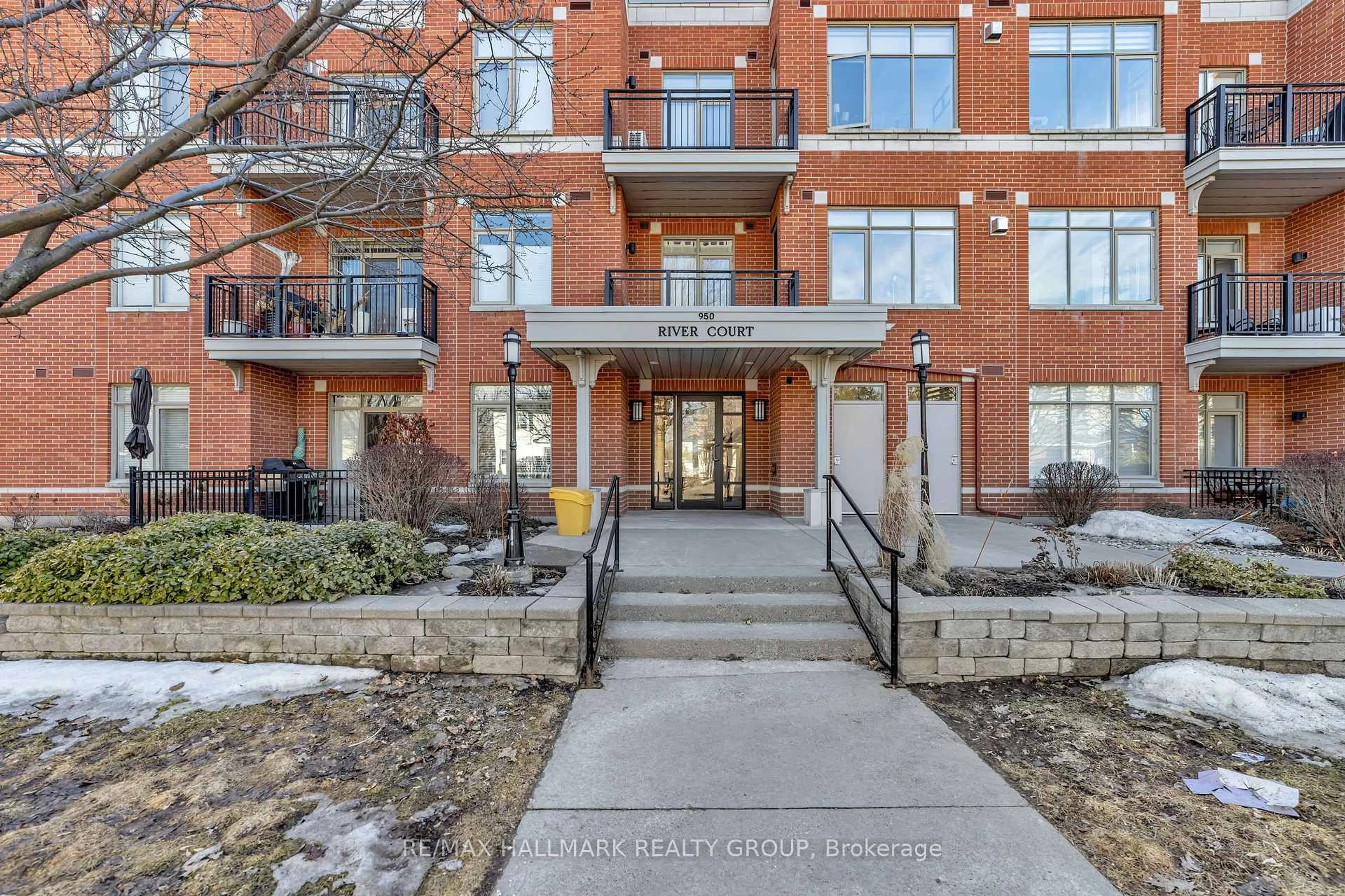 Indoor foyer for 950 Marguerite Ave #104, Ottawa Ontario K1K 3T8