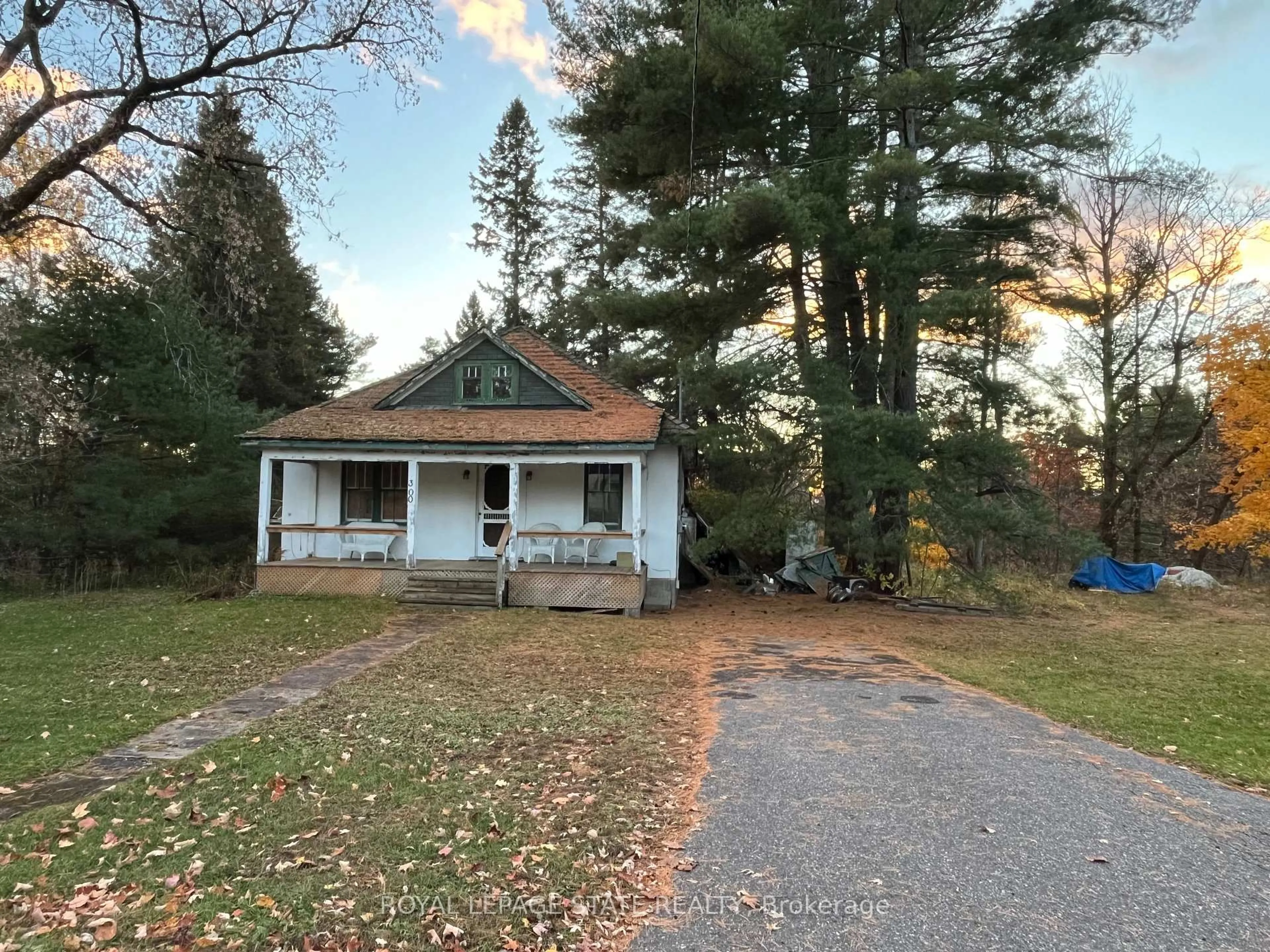 A pic from outside/outdoor area/front of a property/back of a property/a pic from drone, street for 300 Manitoba St, Bracebridge Ontario P1L 2C9