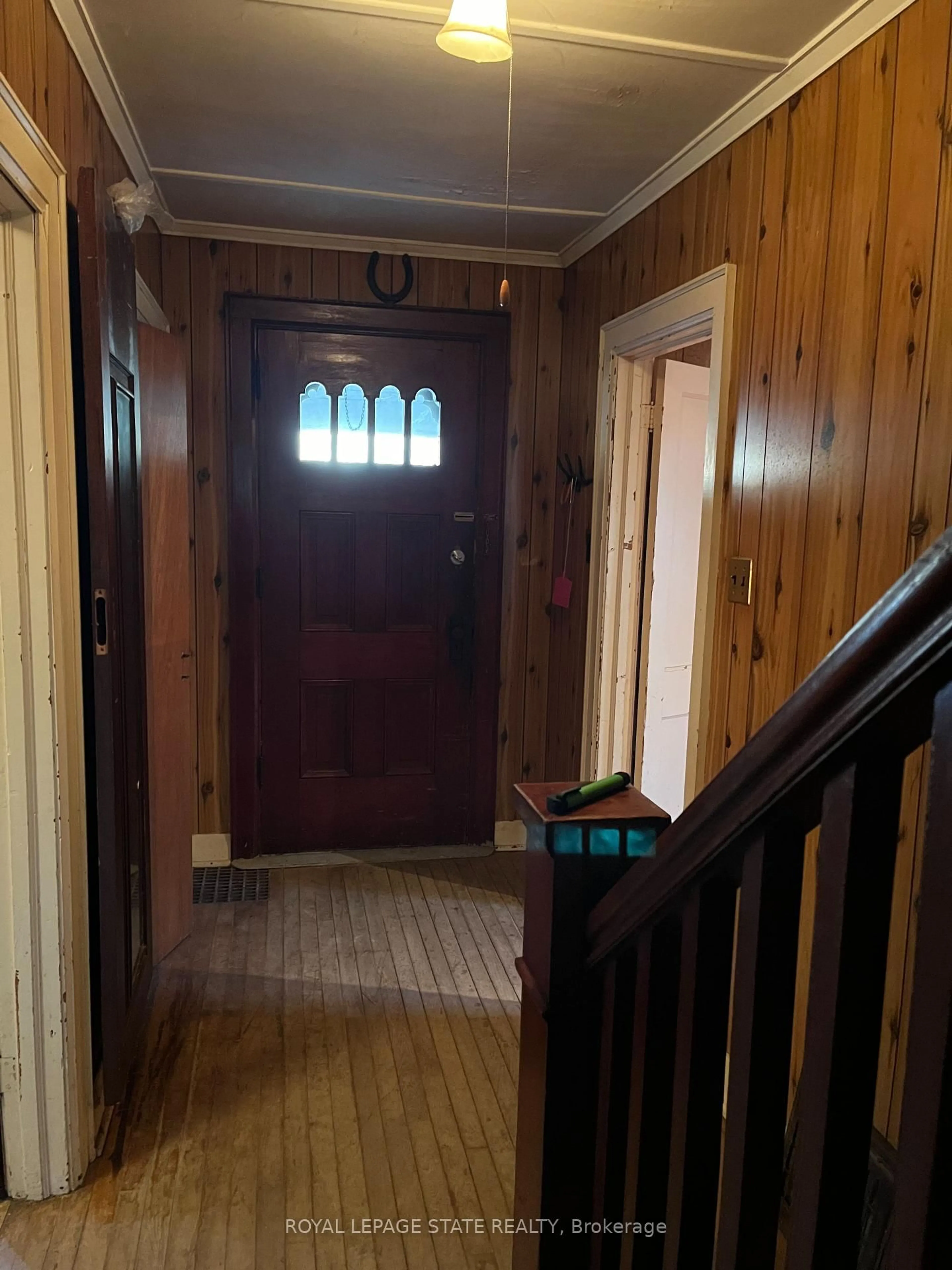 Indoor foyer for 300 Manitoba St, Bracebridge Ontario P1L 2C9