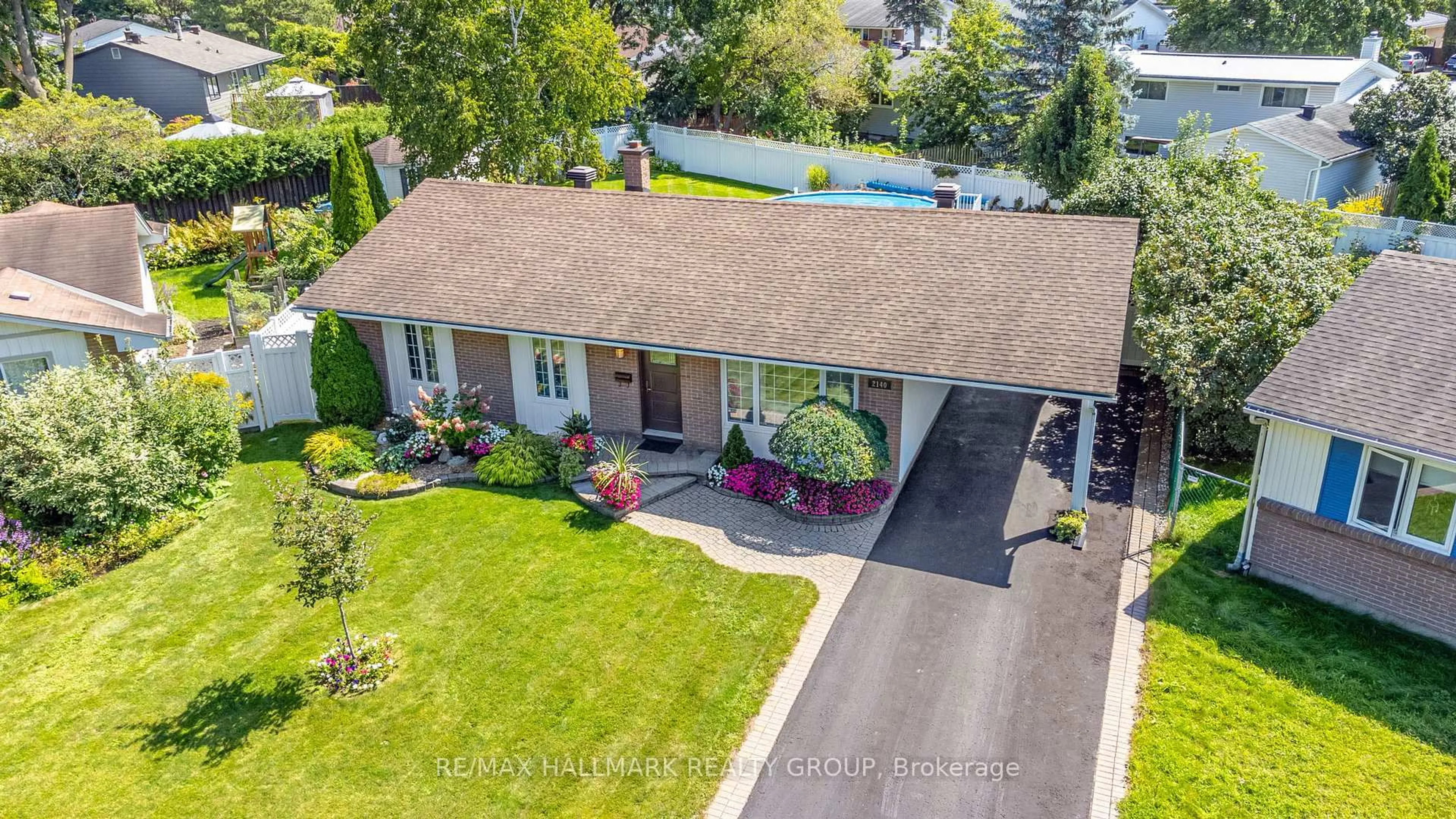 A pic from outside/outdoor area/front of a property/back of a property/a pic from drone, street for 2140 Blue Jay Cres, Ottawa Ontario K1J 6B1