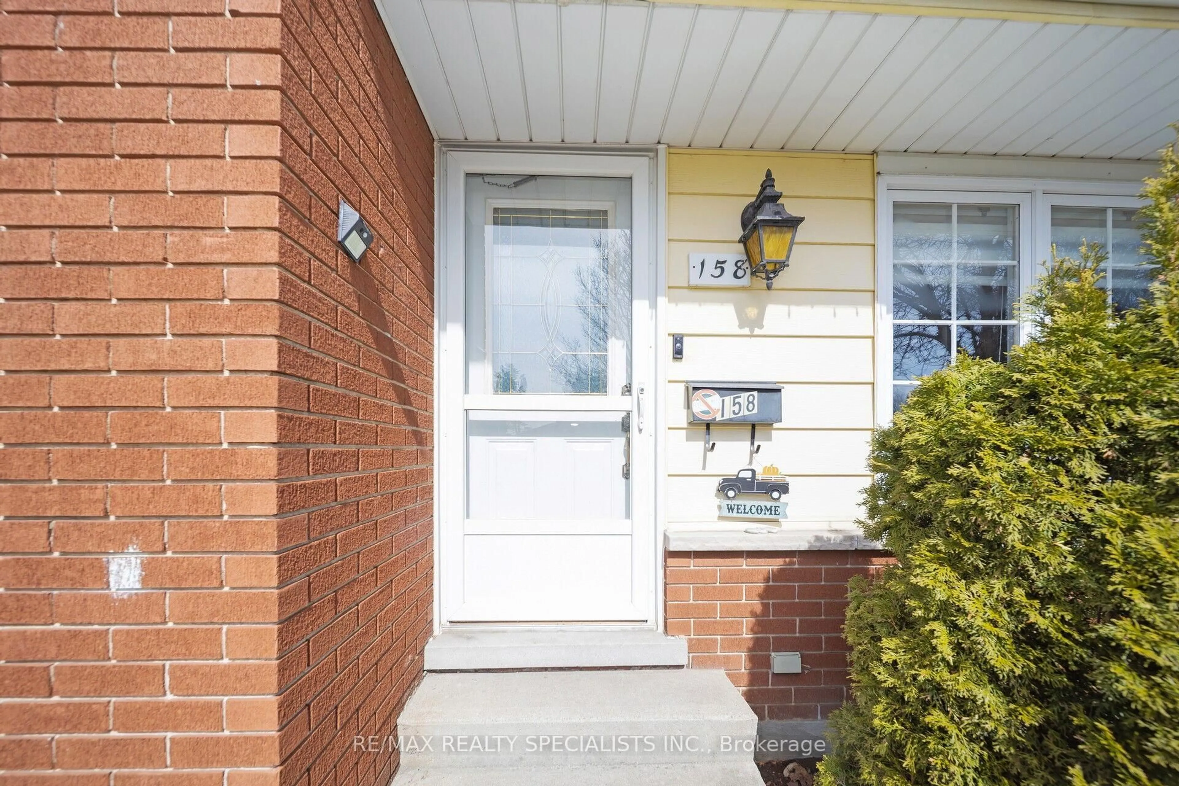 Indoor entryway for 158 Hickson Dr, Kitchener Ontario N2B 2H9