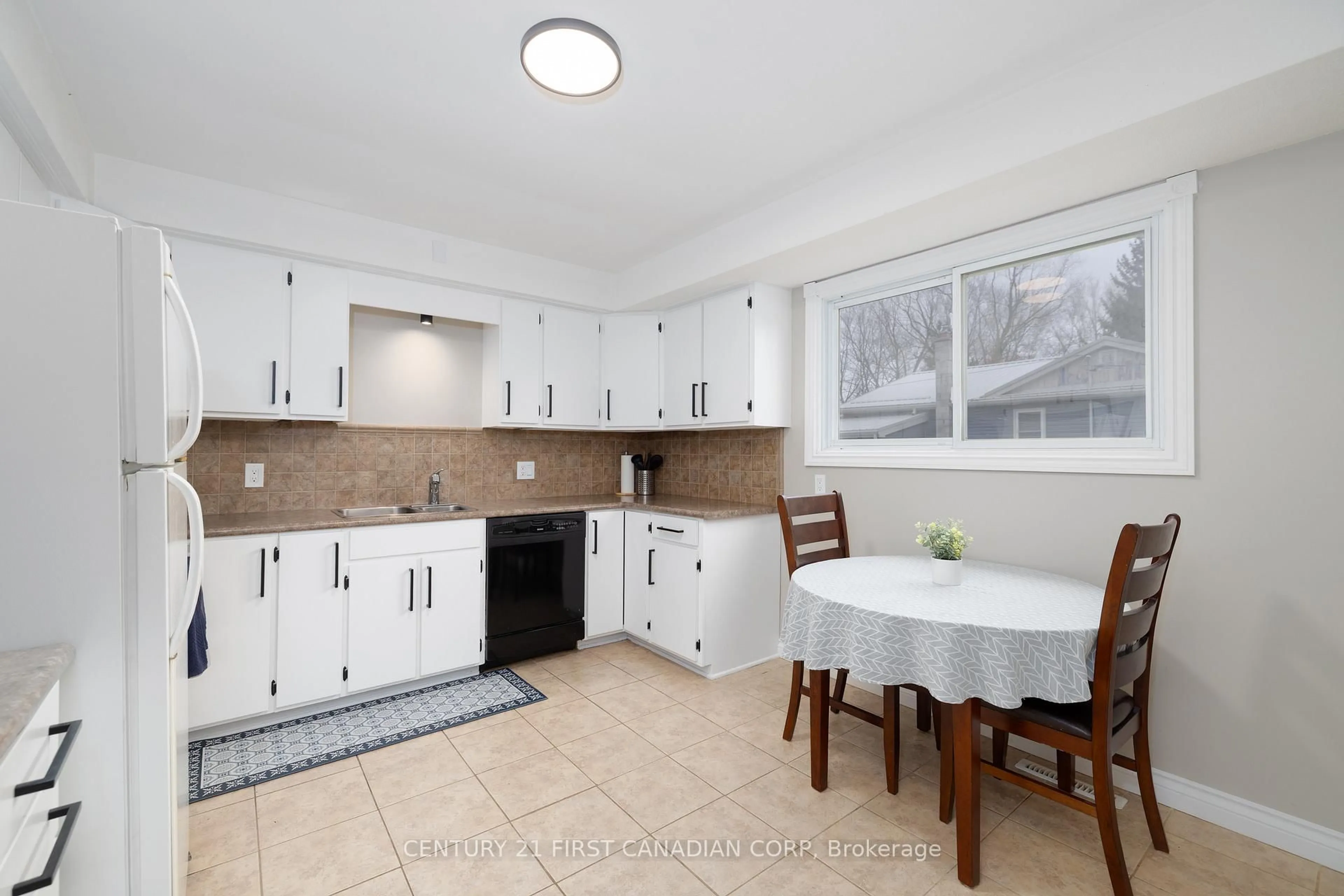 Standard kitchen, ceramic/tile floor for 279 Alma St, St. Thomas Ontario N5P 3B9