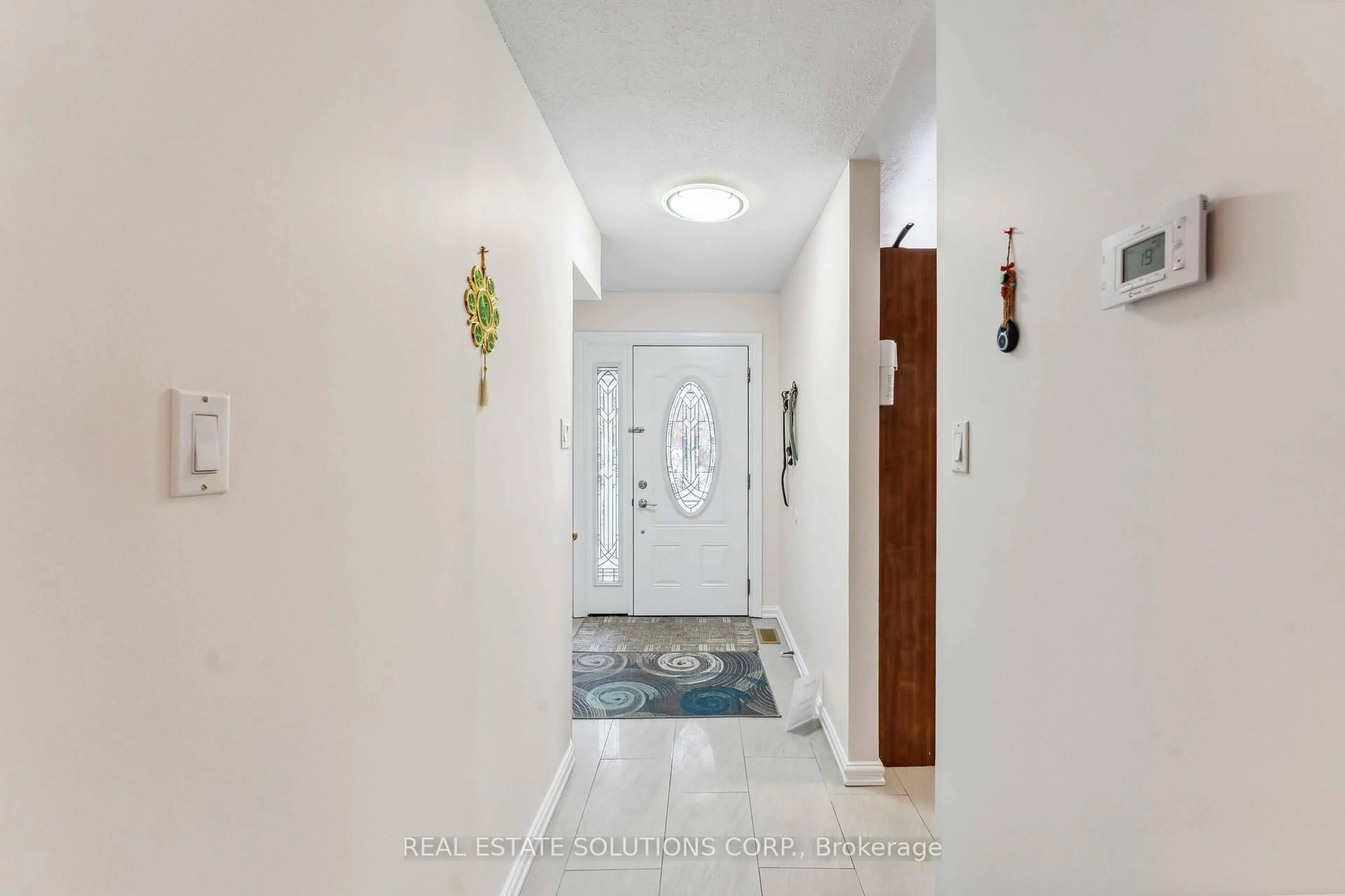 Indoor entryway for 17 Sovereign Ave, Ottawa Ontario K2G 4Y1