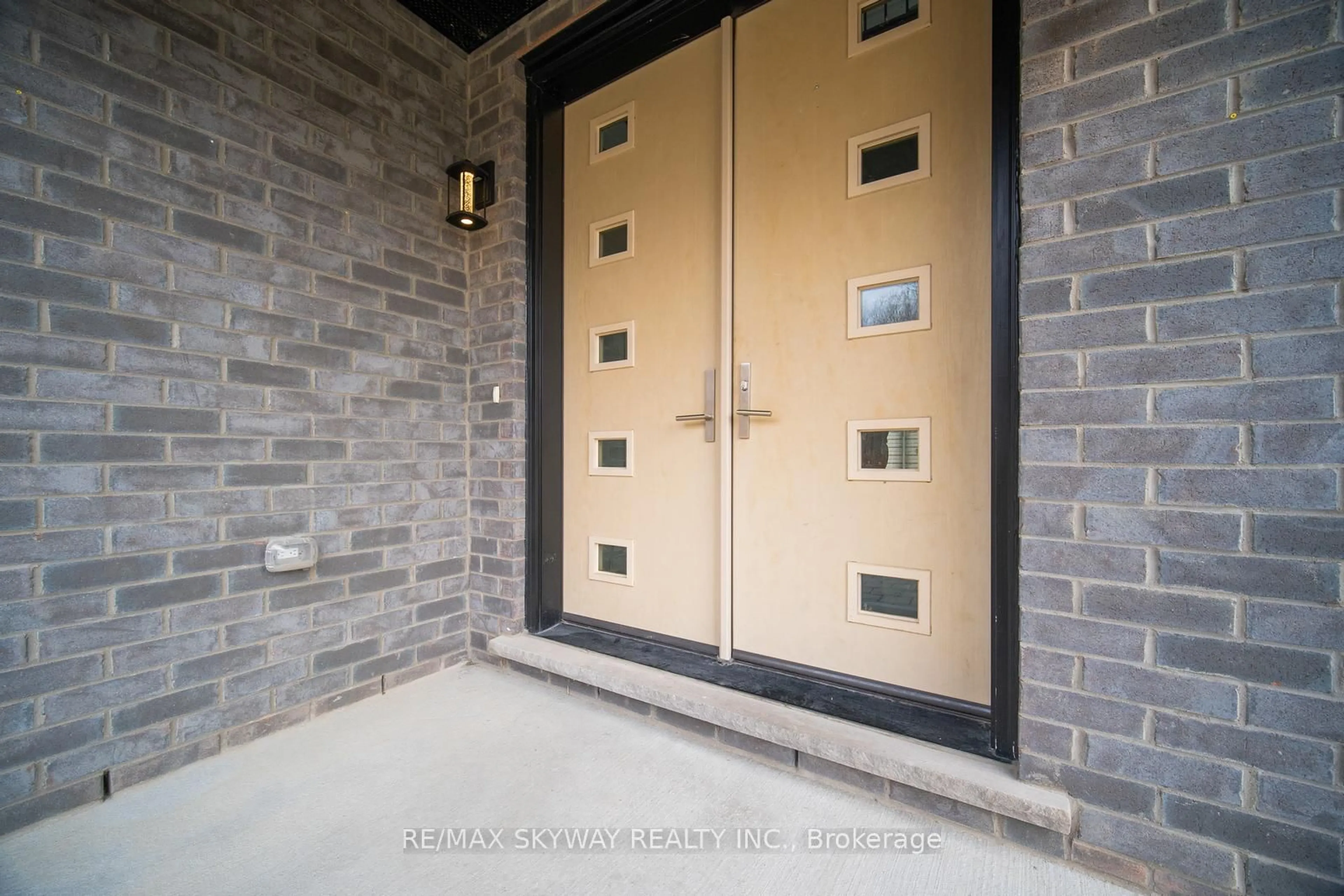 Indoor entryway for 2344 Wickerson Rd, London South Ontario N6K 0C3