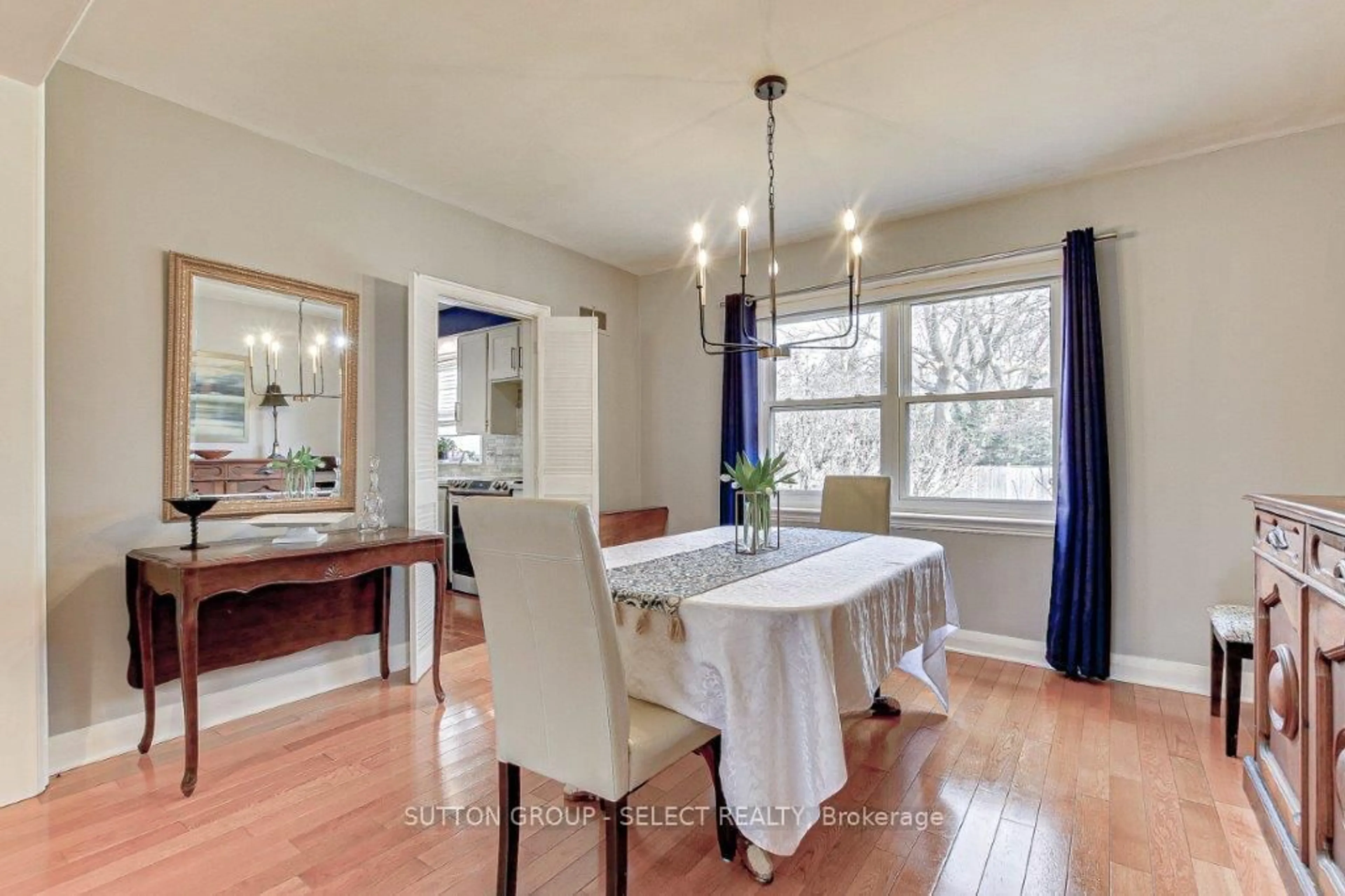 Dining room, wood/laminate floor for 1010 HARRISON Ave, London Ontario N5Y 2V2