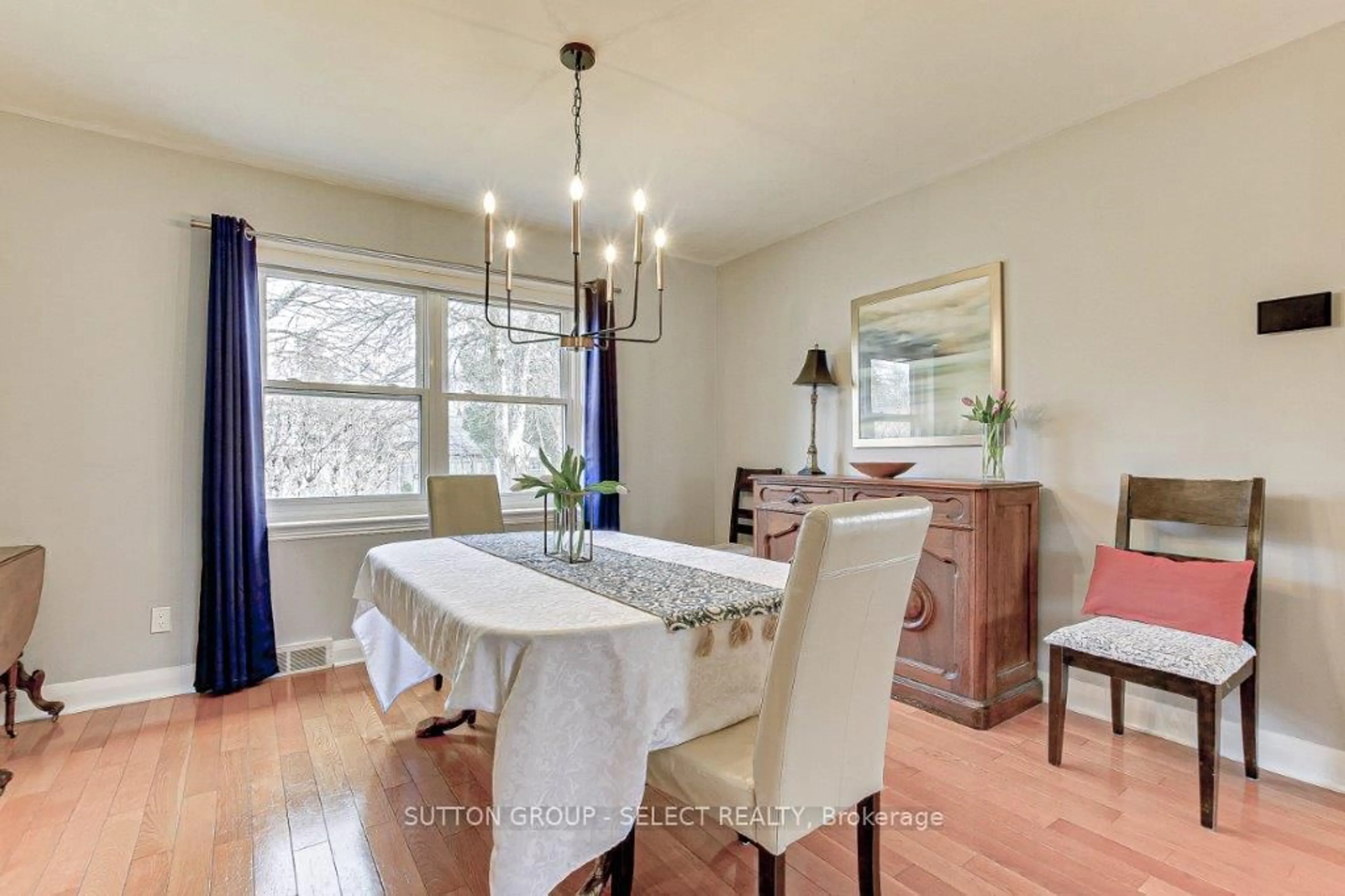 Dining room, wood/laminate floor for 1010 HARRISON Ave, London Ontario N5Y 2V2