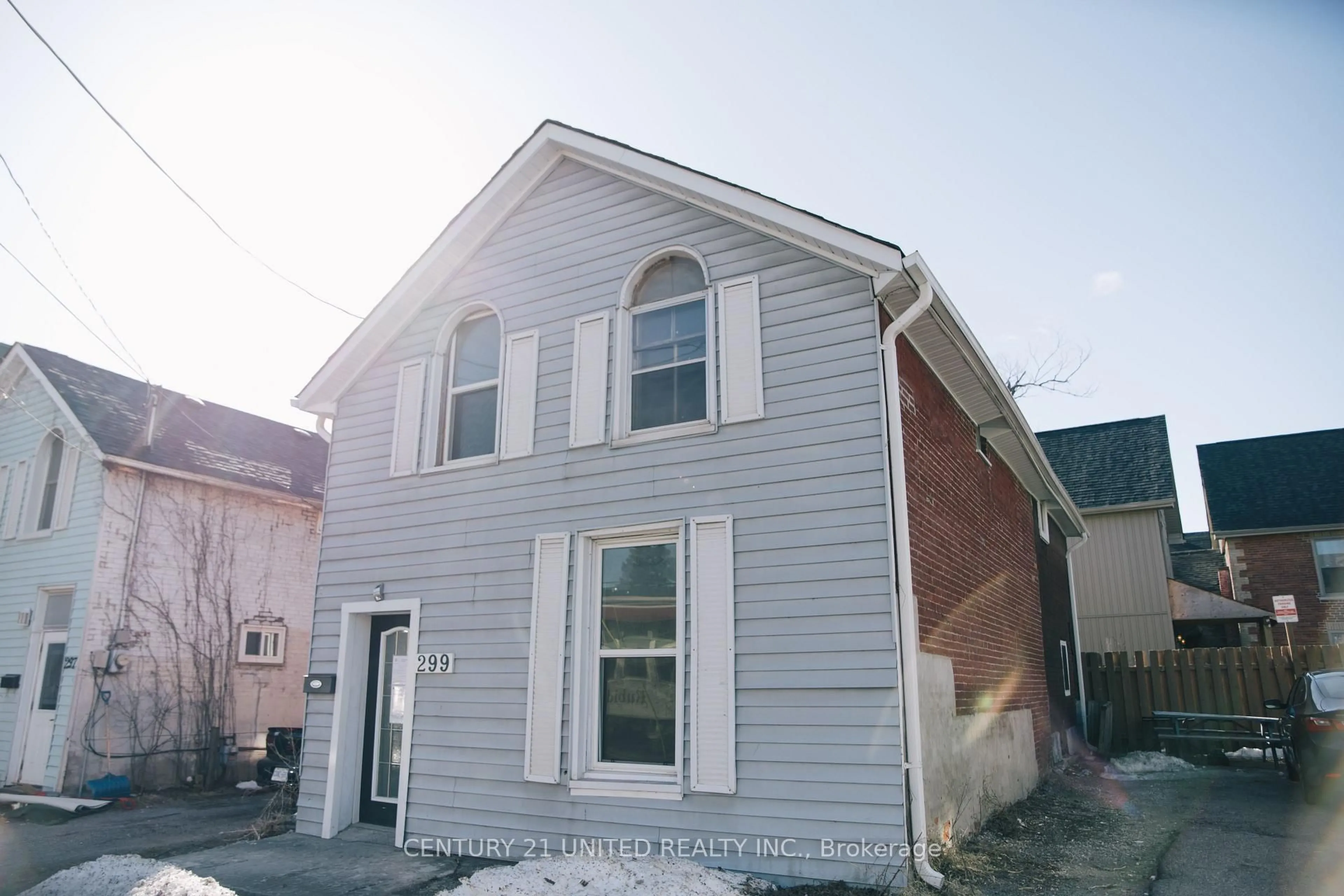 Home with vinyl exterior material, building for 299 Sherbrooke St, Peterborough Central Ontario K9J 2N7