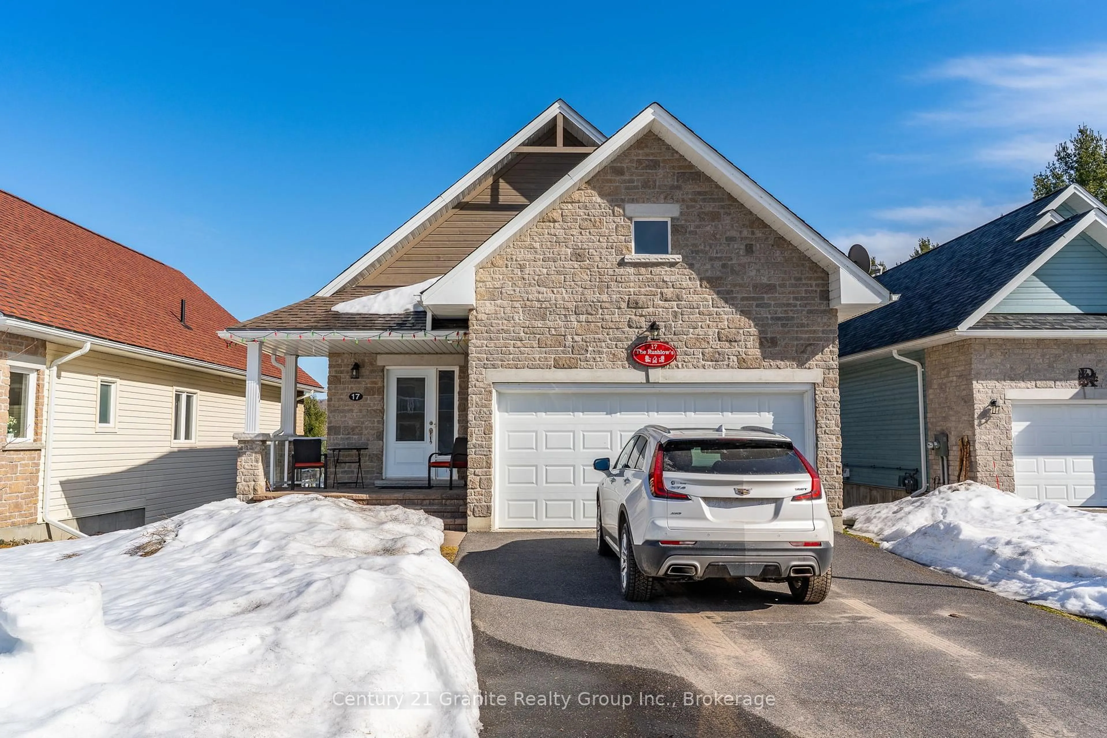 Home with brick exterior material, street for 17 Webb Circ, Dysart et al Ontario K0M 1S0