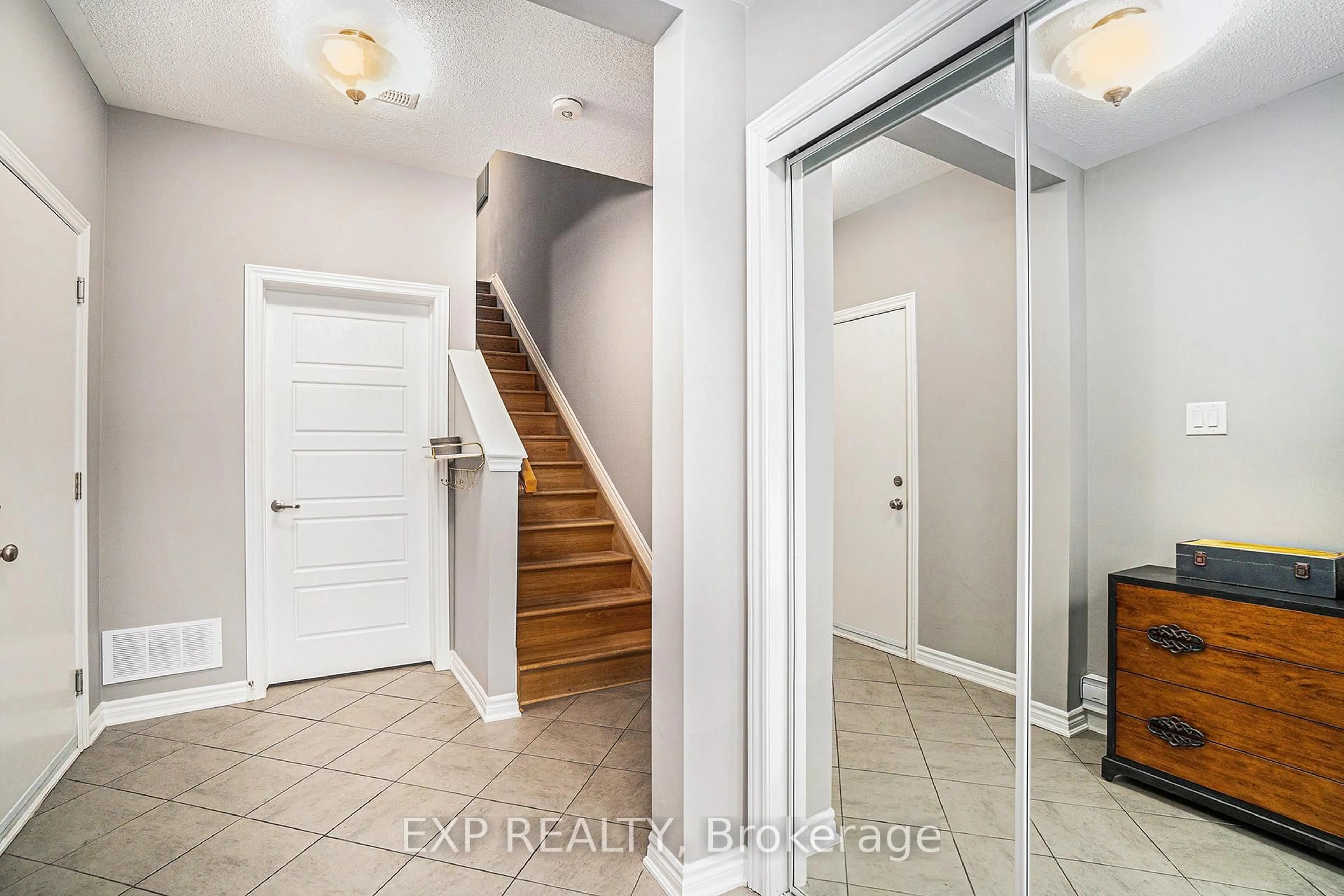 Indoor entryway for 817 KINIW N/A, Ottawa Ontario K1K 4Z4