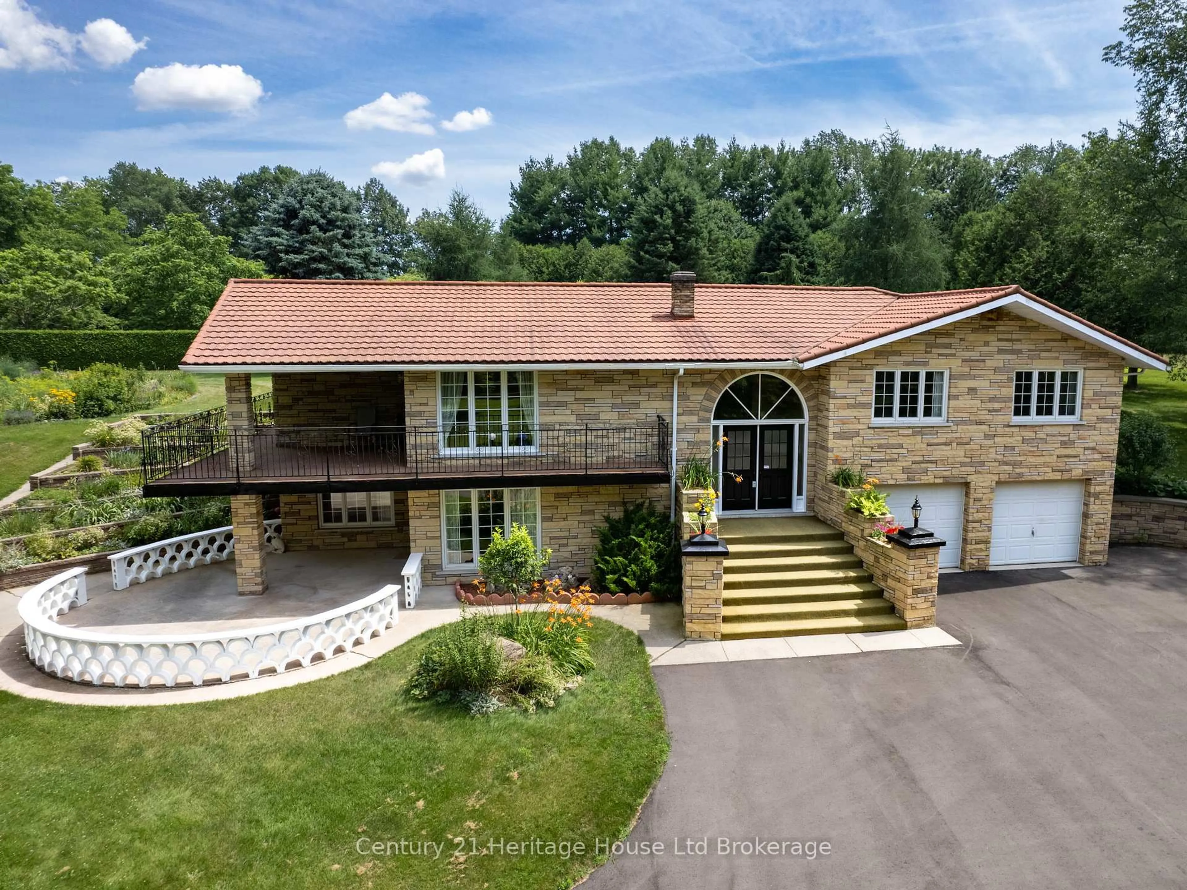A pic from outside/outdoor area/front of a property/back of a property/a pic from drone, unknown for 266132 Maple Dell Rd, Norwich Ontario N0J 1P0