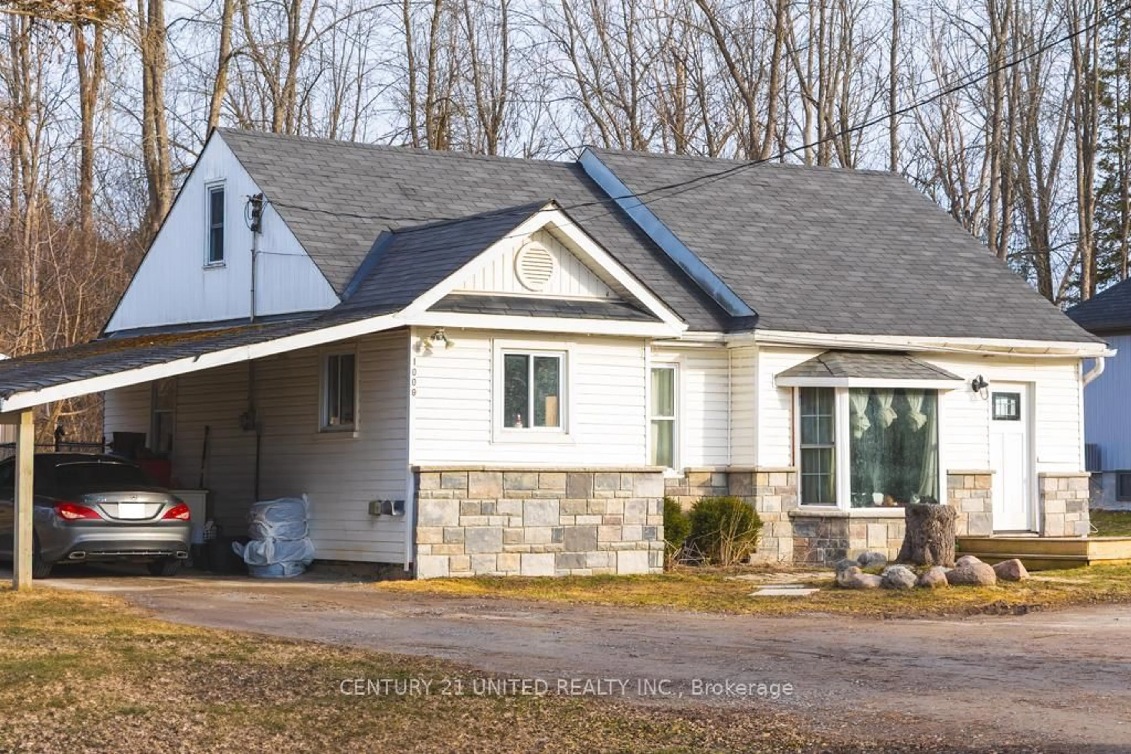 Home with vinyl exterior material, street for 1009 Ward St, Smith-Ennismore-Lakefield Ontario K0L 1H0