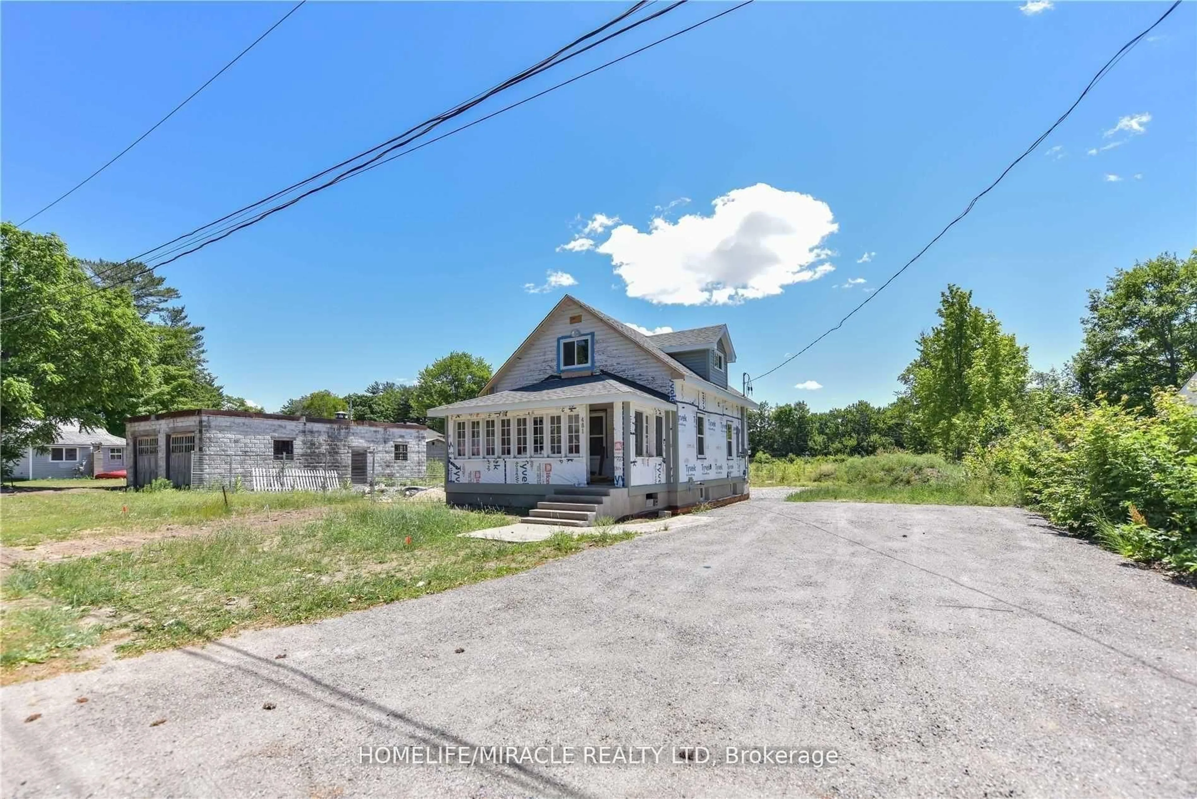 A pic from outside/outdoor area/front of a property/back of a property/a pic from drone, building for 481 David St, Gravenhurst Ontario P1P 1M1