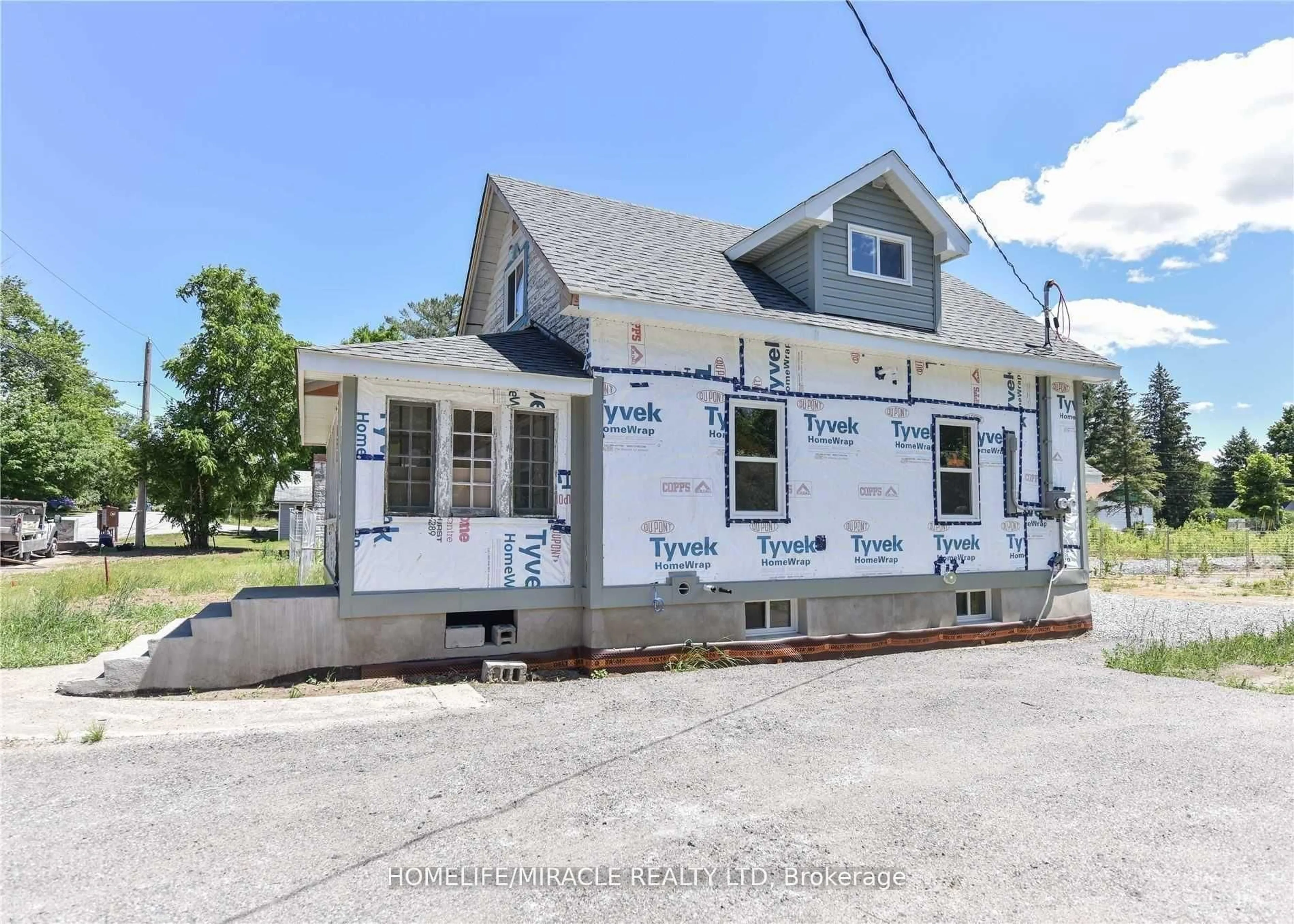 Home with vinyl exterior material, building for 481 David St, Gravenhurst Ontario P1P 1M1