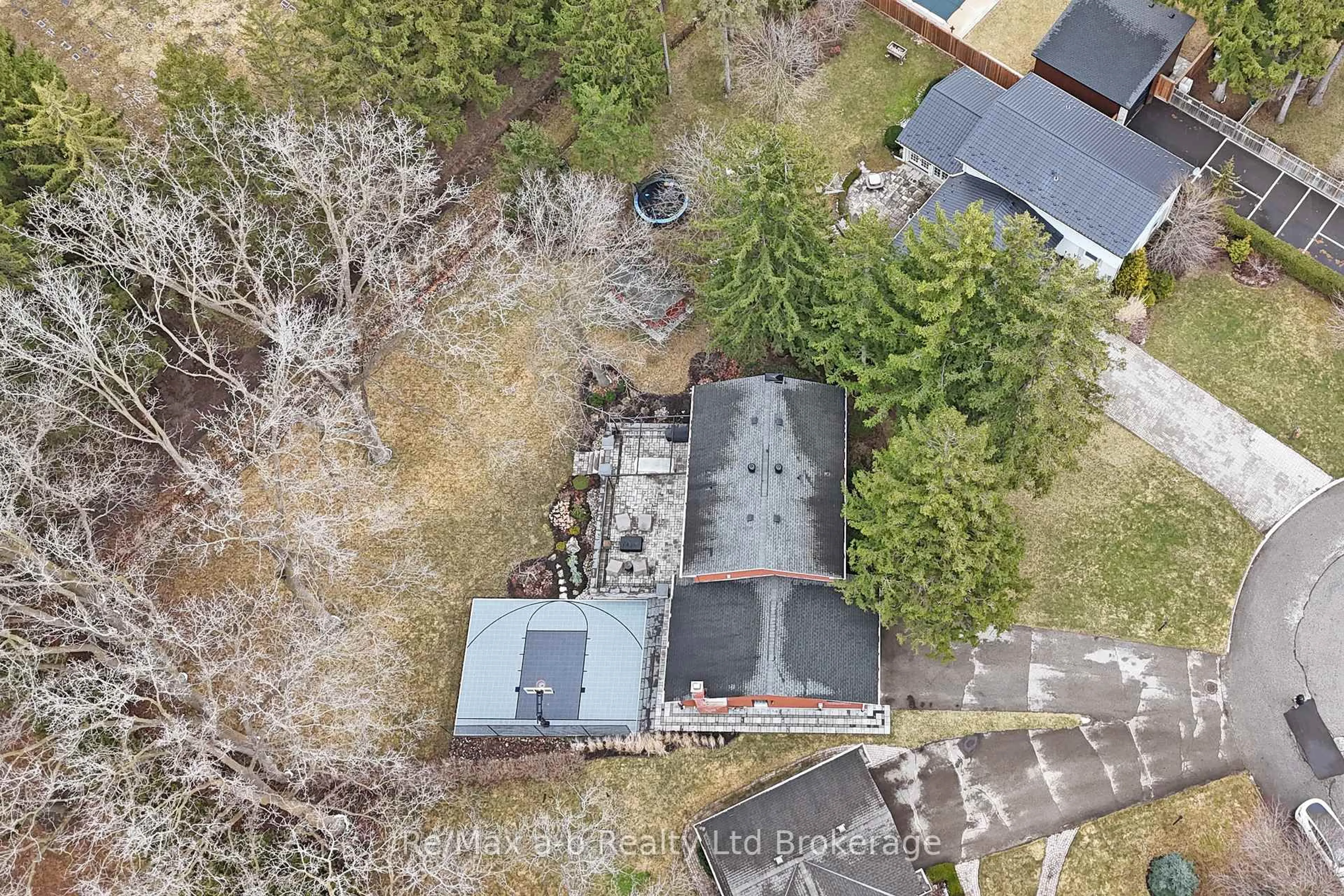 A pic from outside/outdoor area/front of a property/back of a property/a pic from drone, street for 439 Andrea Dr, Woodstock Ontario N4S 5T5