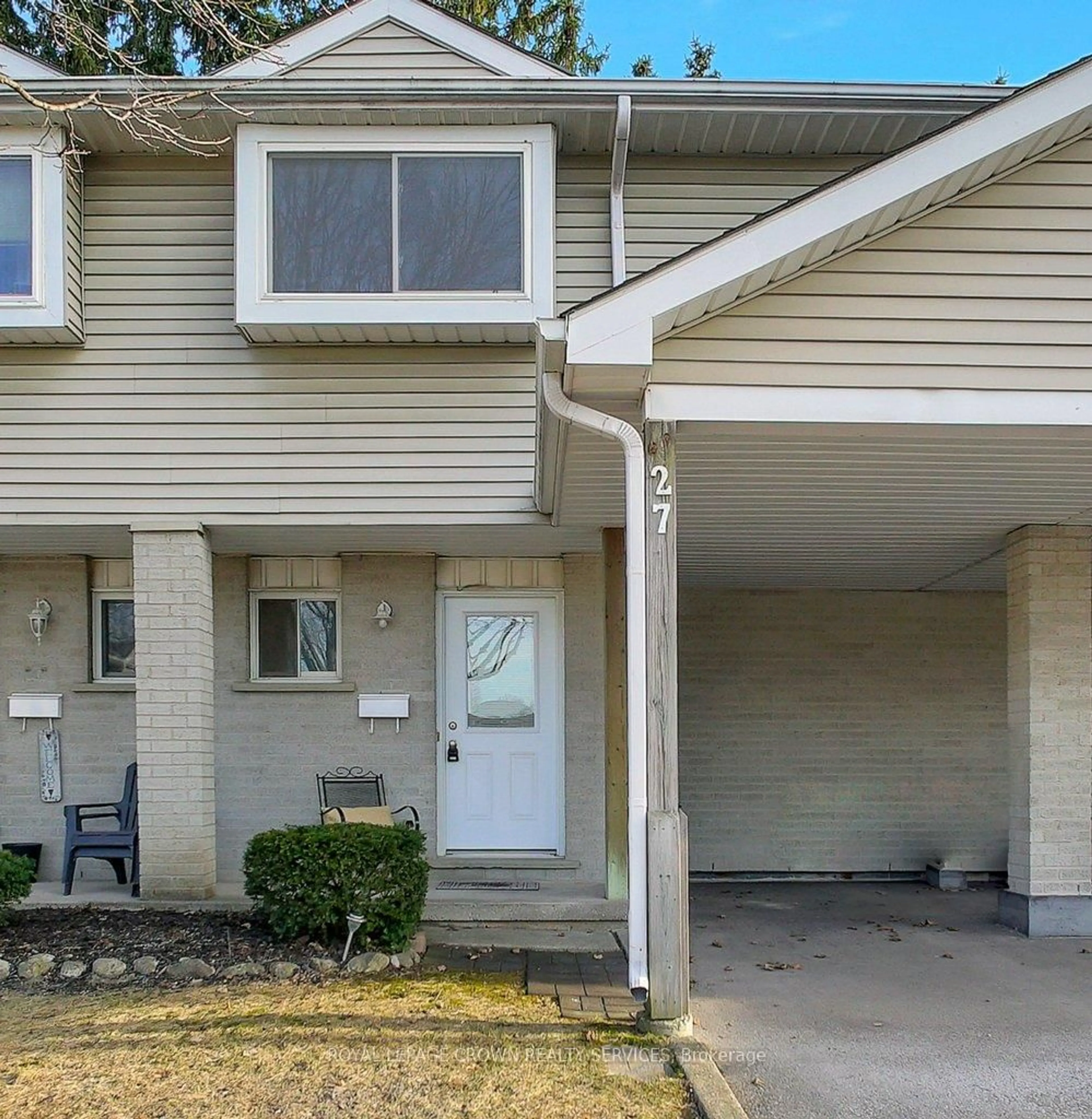 Home with vinyl exterior material, street for 125 Sekura Cres #27, Cambridge Ontario N1R 8B4