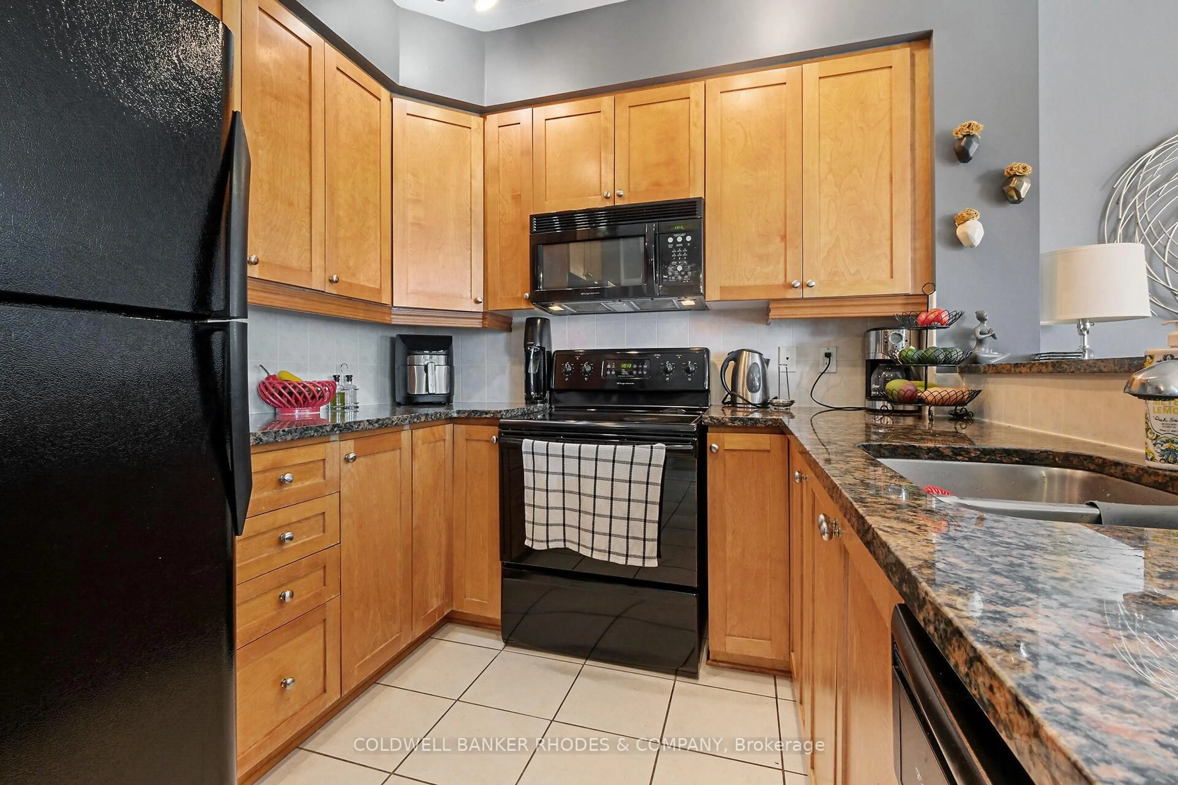 Standard kitchen, ceramic/tile floor for 570 LAURIER Ave #1101, Ottawa Ontario K1R 1C8