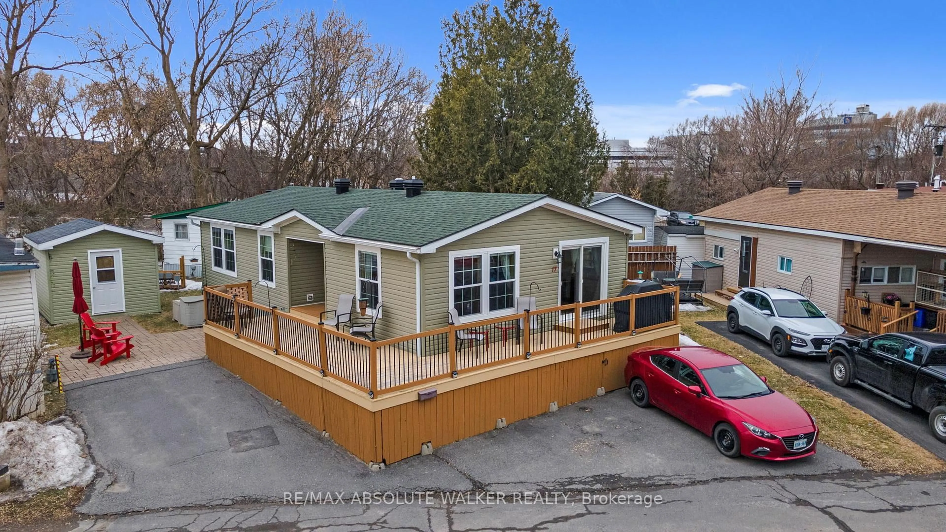 A pic from outside/outdoor area/front of a property/back of a property/a pic from drone, street for 17 Tracy Ave, Ottawa Ontario K2H 7P8