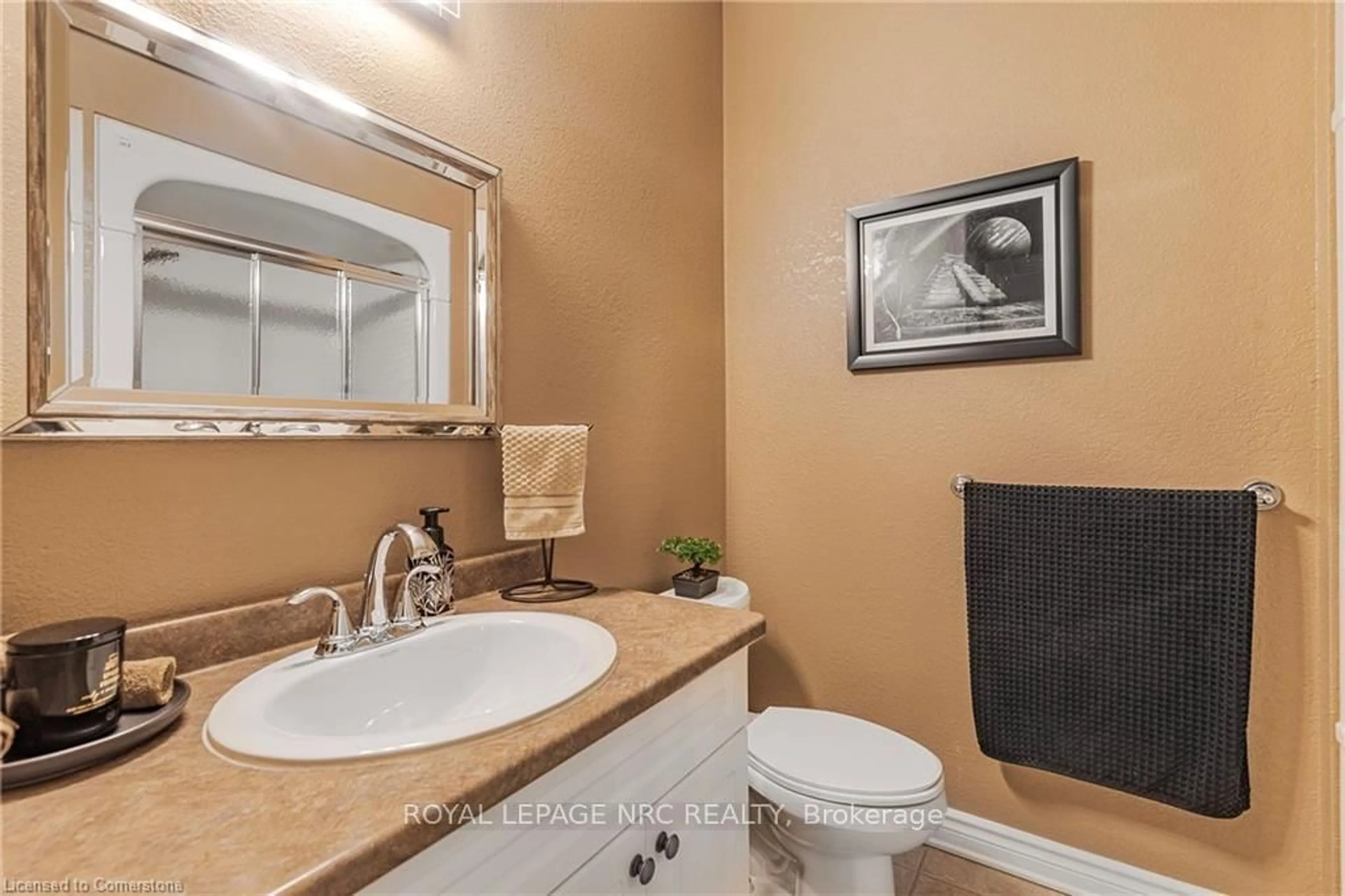Standard bathroom, ceramic/tile floor for 4291 Montrose Rd #2, Niagara Falls Ontario L2H 1K1