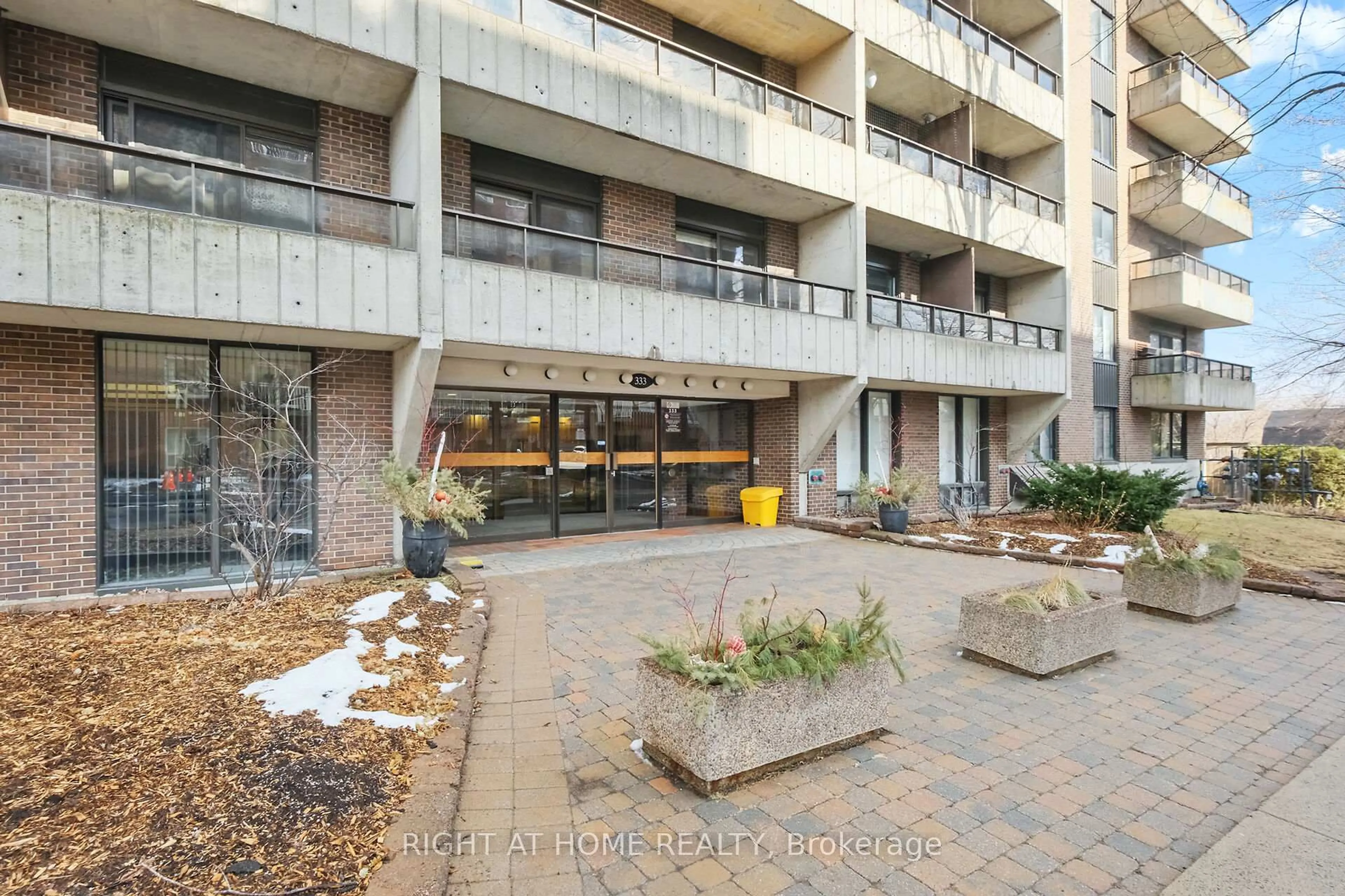 Patio, building for 333 Chapel St #503, Ottawa Ontario K1N 8Y8