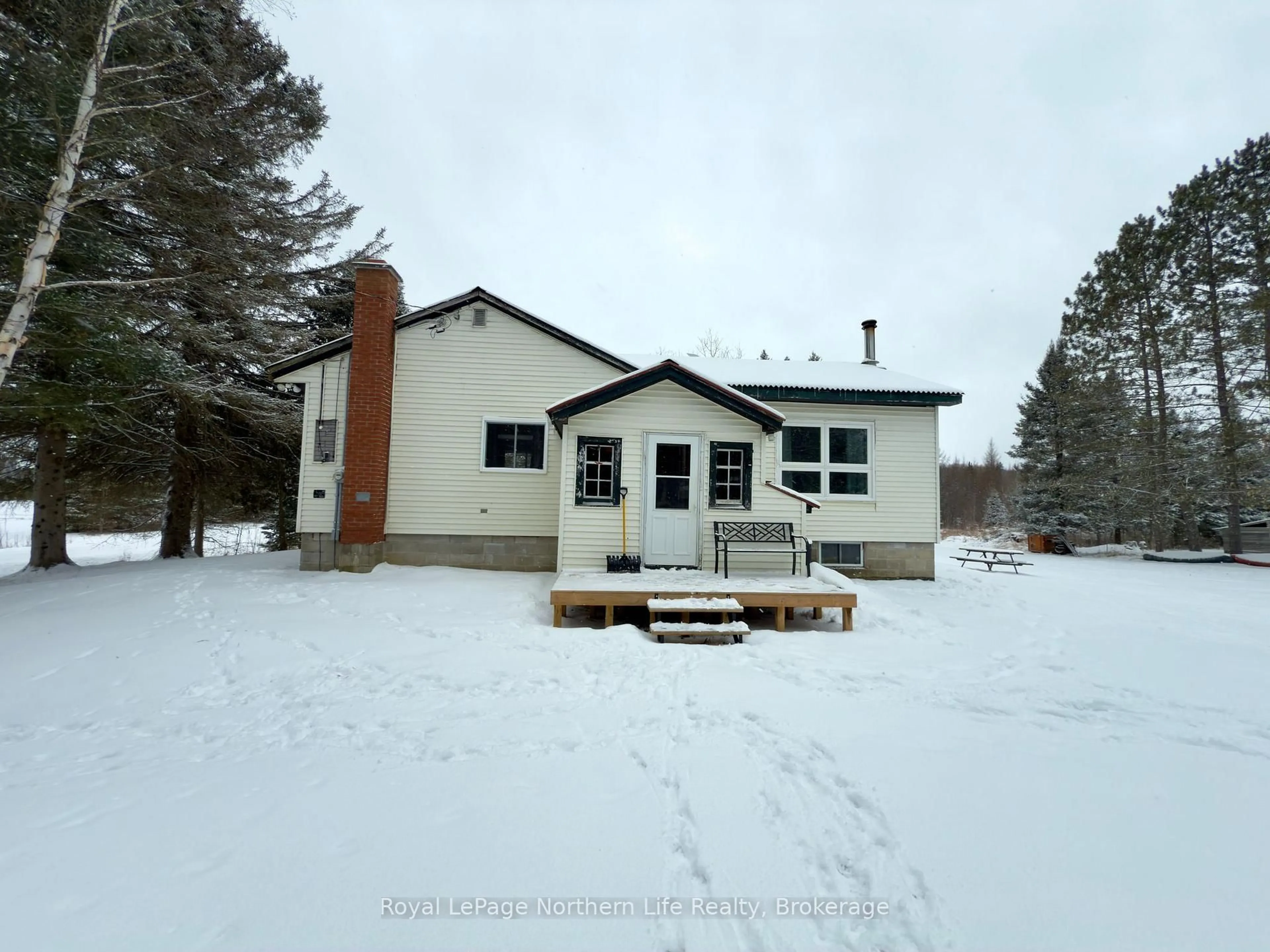 A pic from outside/outdoor area/front of a property/back of a property/a pic from drone, building for 3486 Memorial Park Dr, Chisholm Ontario P0H 1Z0