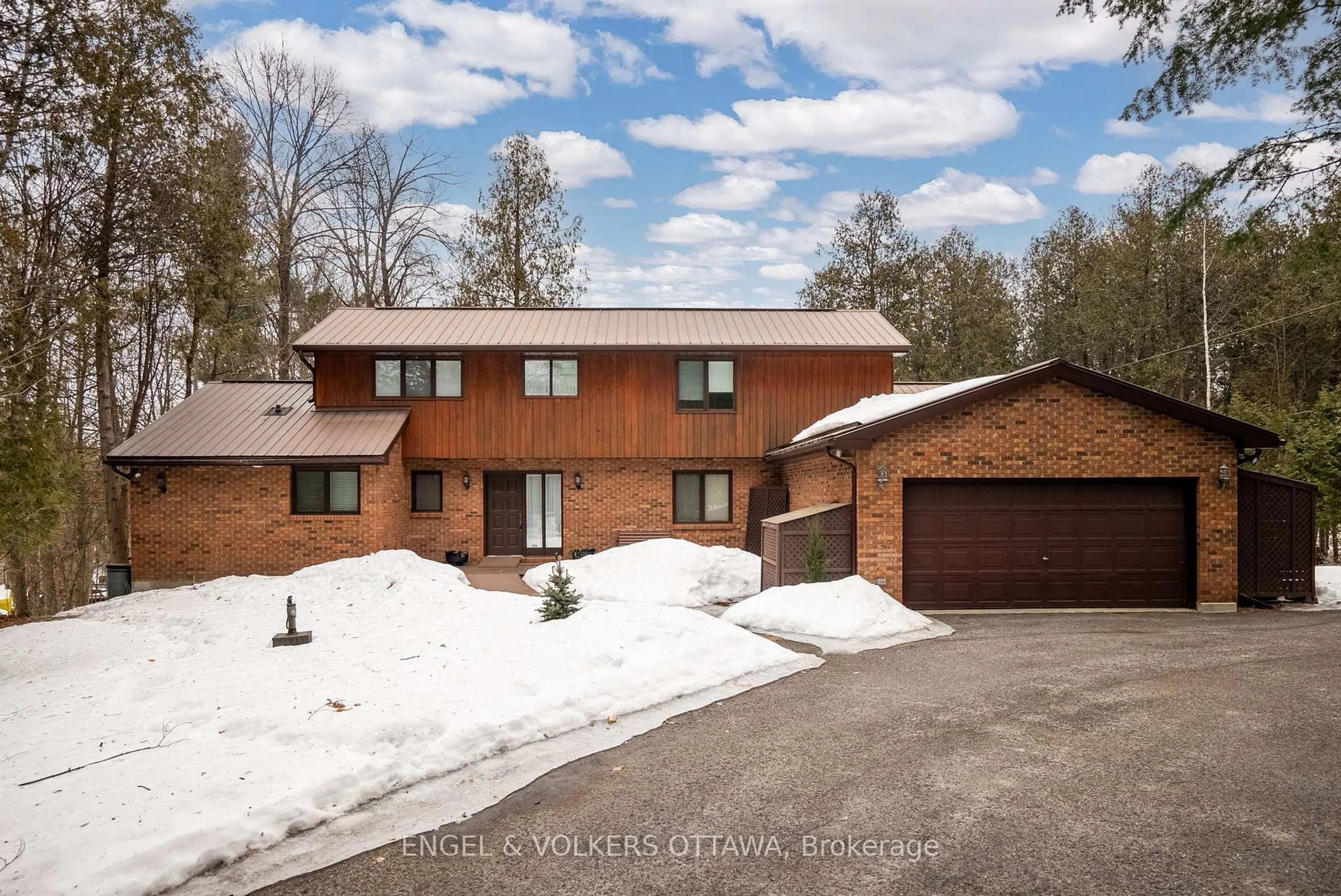 A pic from outside/outdoor area/front of a property/back of a property/a pic from drone, street for 5468 TORBOLTON RIDGE Rd, Ottawa Ontario K0A 3M0