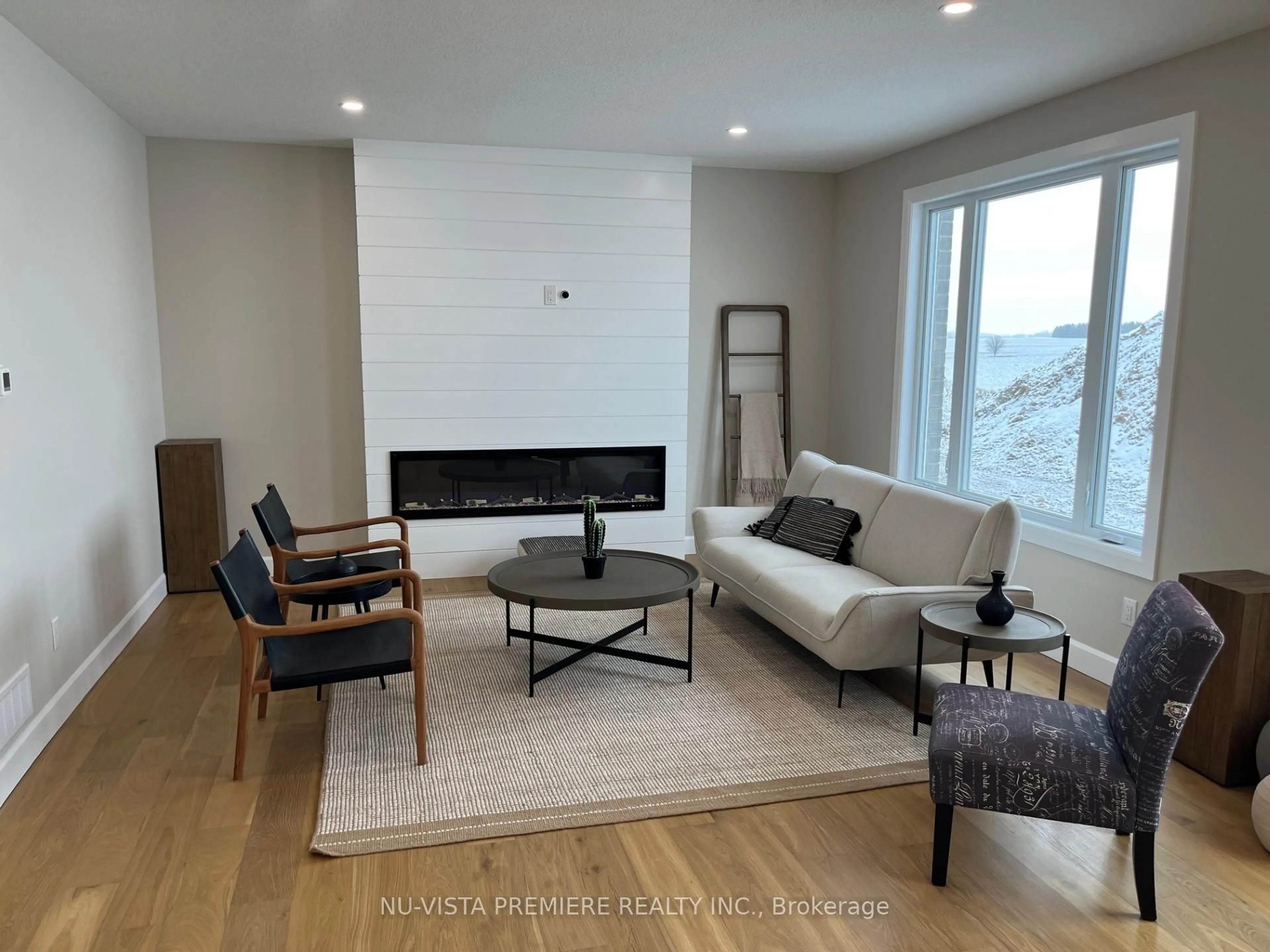 Living room with furniture, unknown for 125 Watts Dr, Lucan Biddulph Ontario N0M 2J0