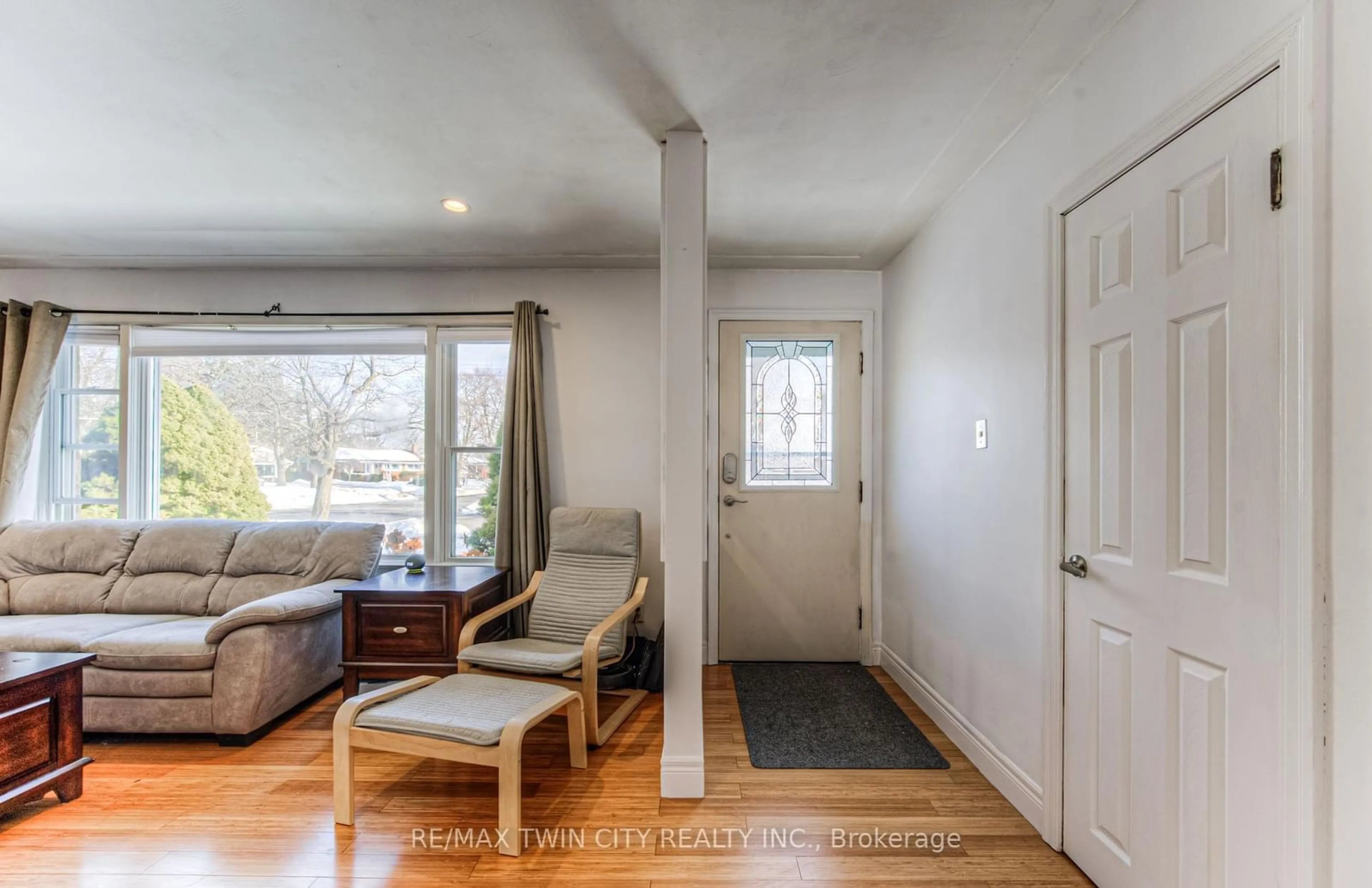 Indoor entryway for 74 Chelsea Rd, Kitchener Ontario N2B 1H9