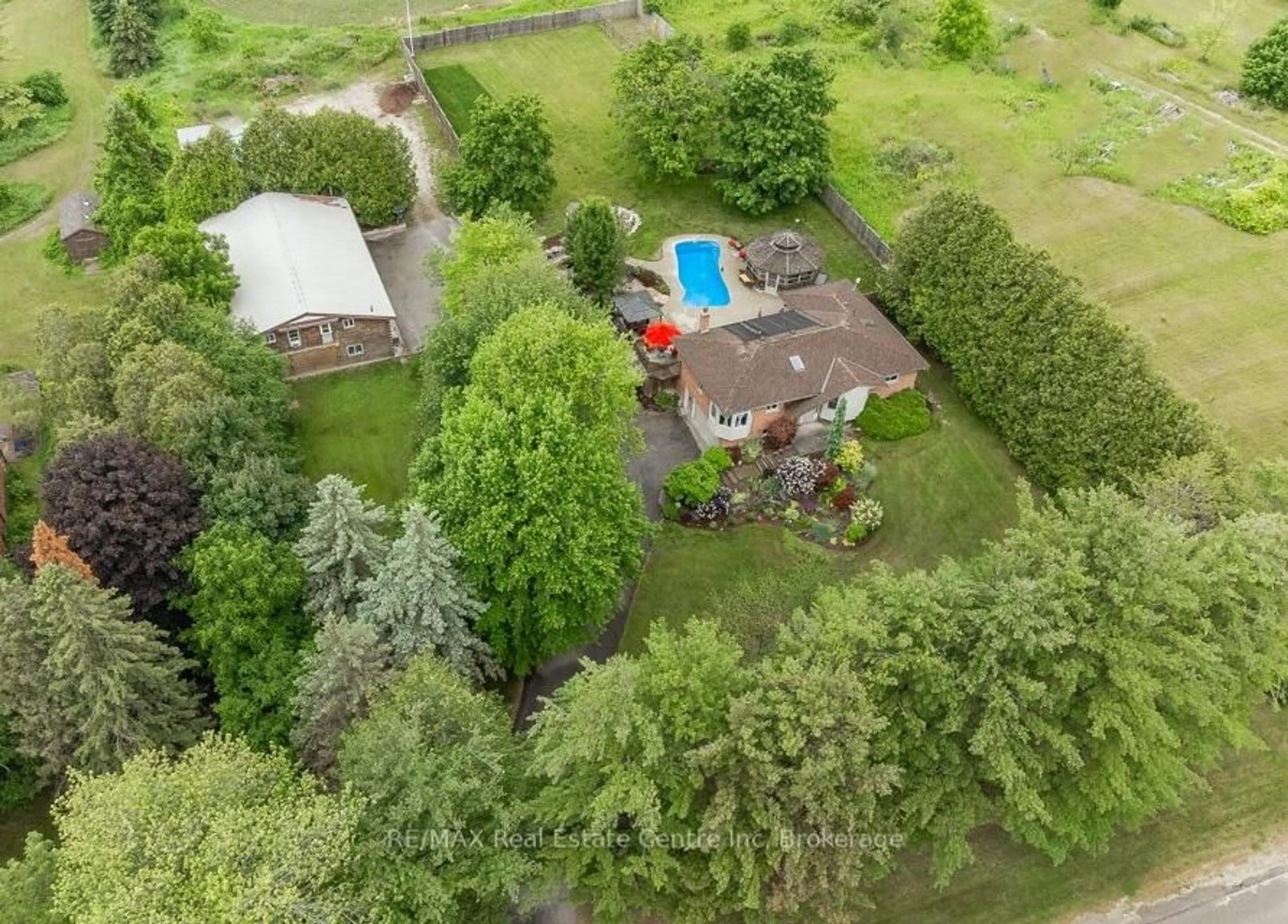 A pic from outside/outdoor area/front of a property/back of a property/a pic from drone, unknown for 6954 FIFE Rd, Guelph/Eramosa Ontario N1H 6J4