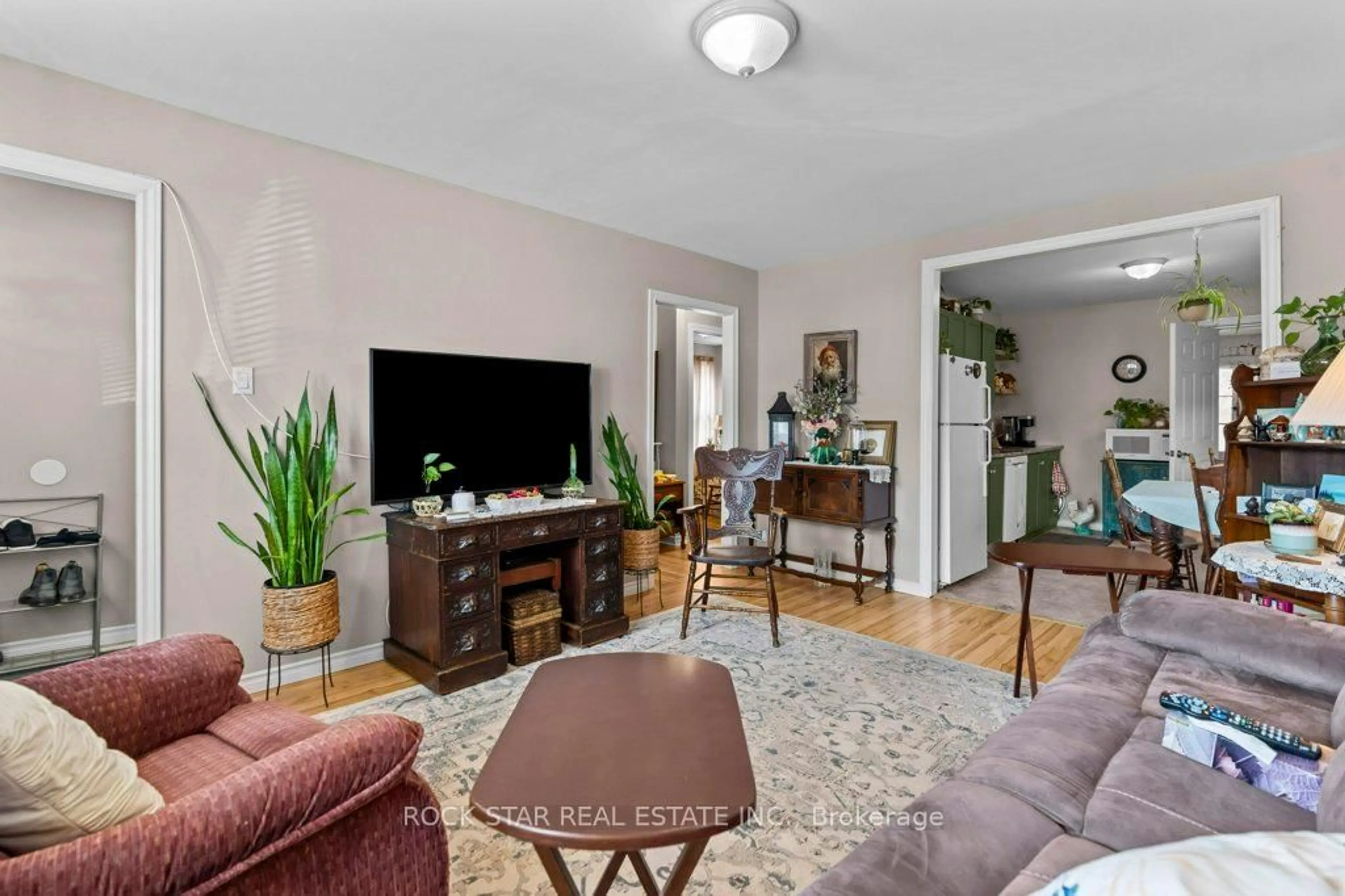 Living room with furniture, unknown for 81 Grass Ave, St. Catharines Ontario L2R 1T2
