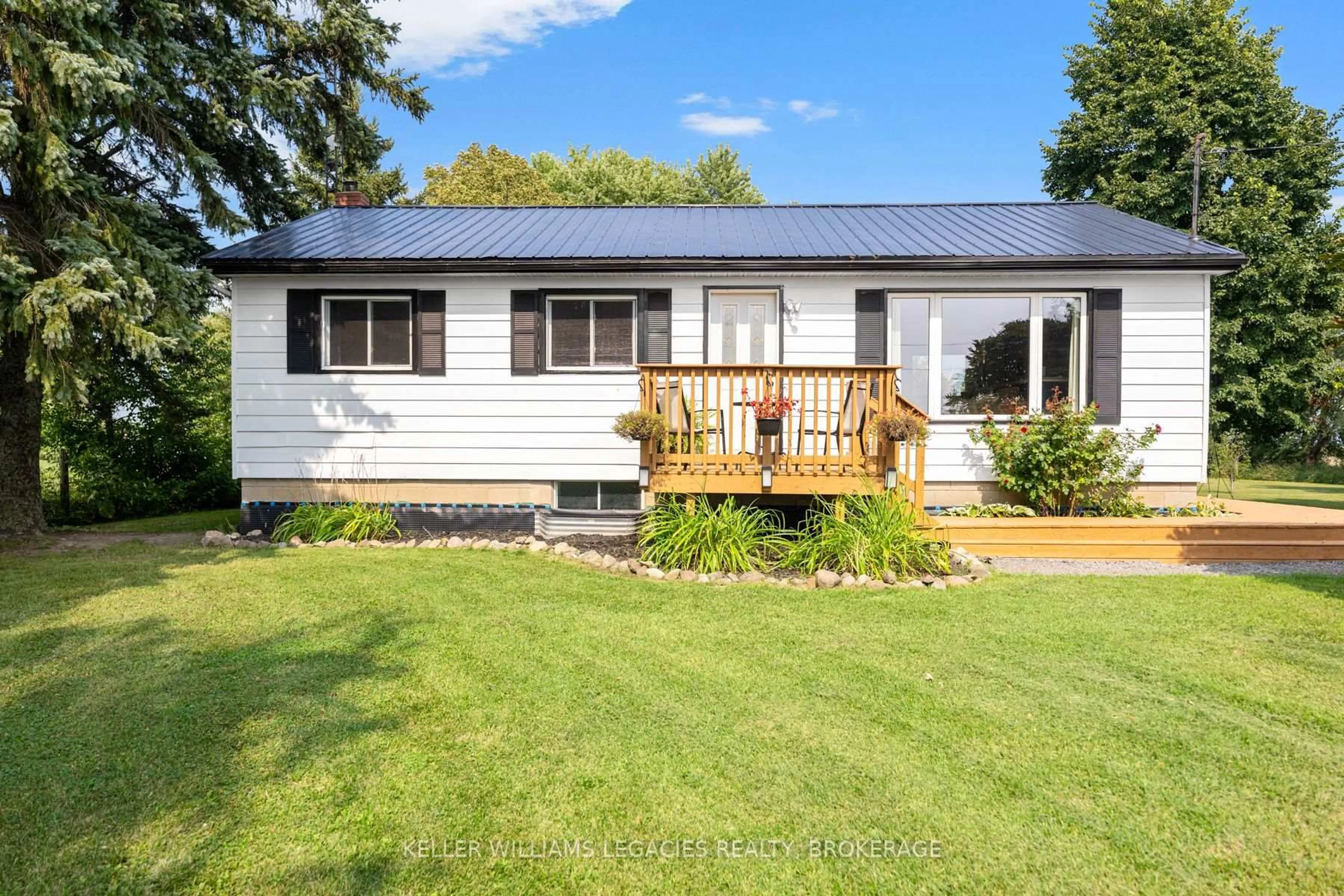 Home with vinyl exterior material, street for 912 8th Line Rd, Wolfe Island Ontario K0H 2Y0