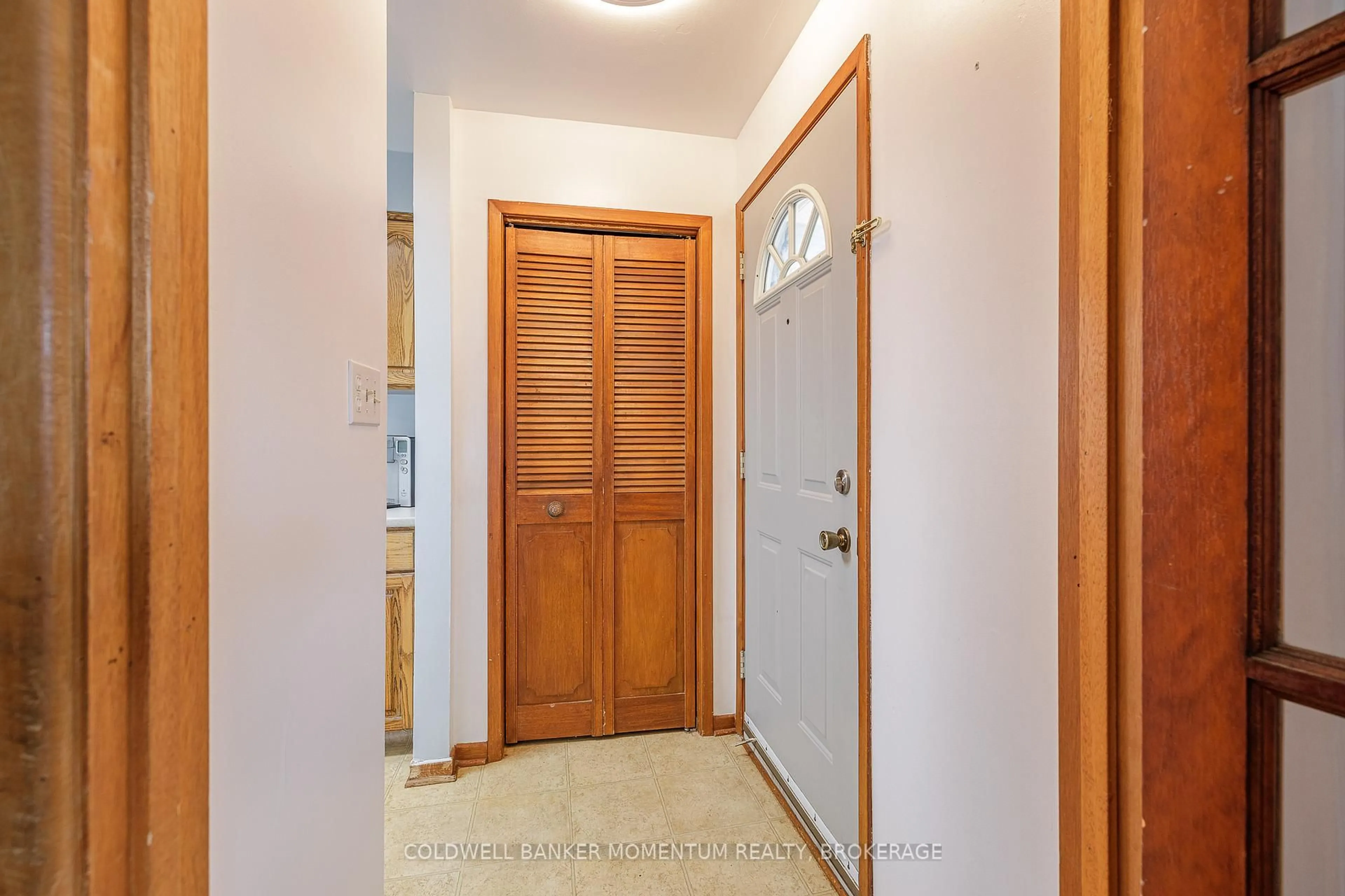 Indoor entryway for 8420 Lamont Ave, Niagara Falls Ontario L2G 6V8