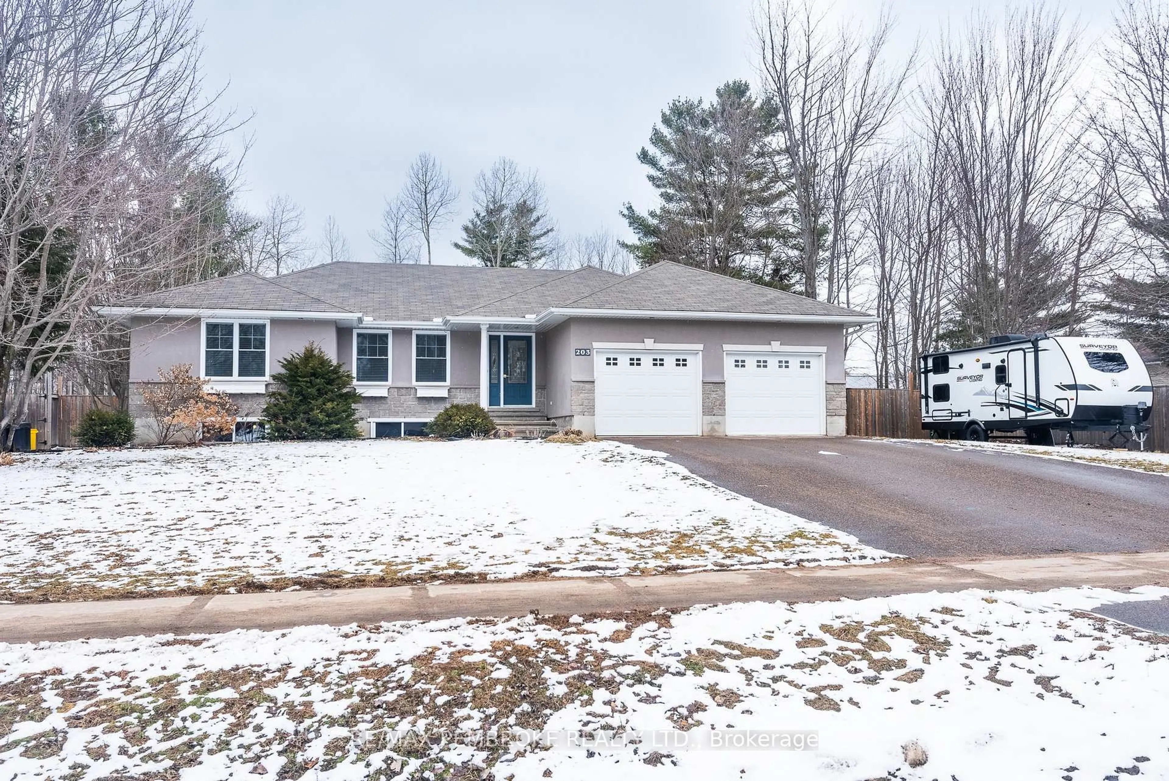 Home with vinyl exterior material, street for 203 Oriole Cres, Petawawa Ontario K8H 0A9