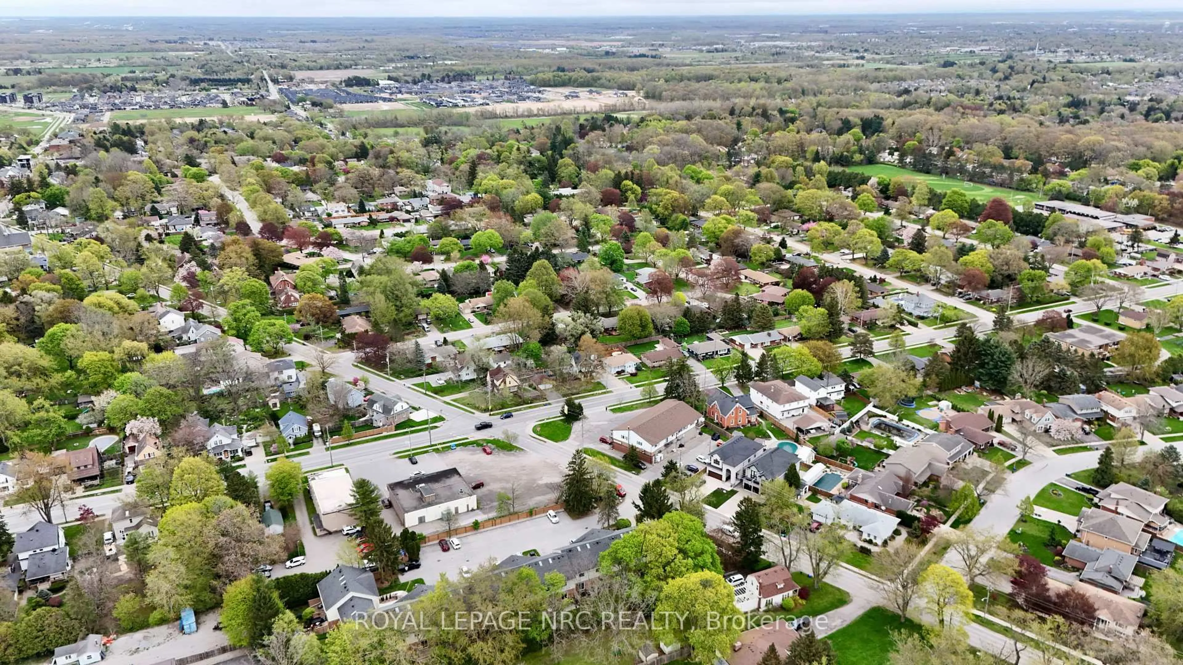 A pic from outside/outdoor area/front of a property/back of a property/a pic from drone, street for 159 Canboro Rd #11, Pelham Ontario L0S 1E5