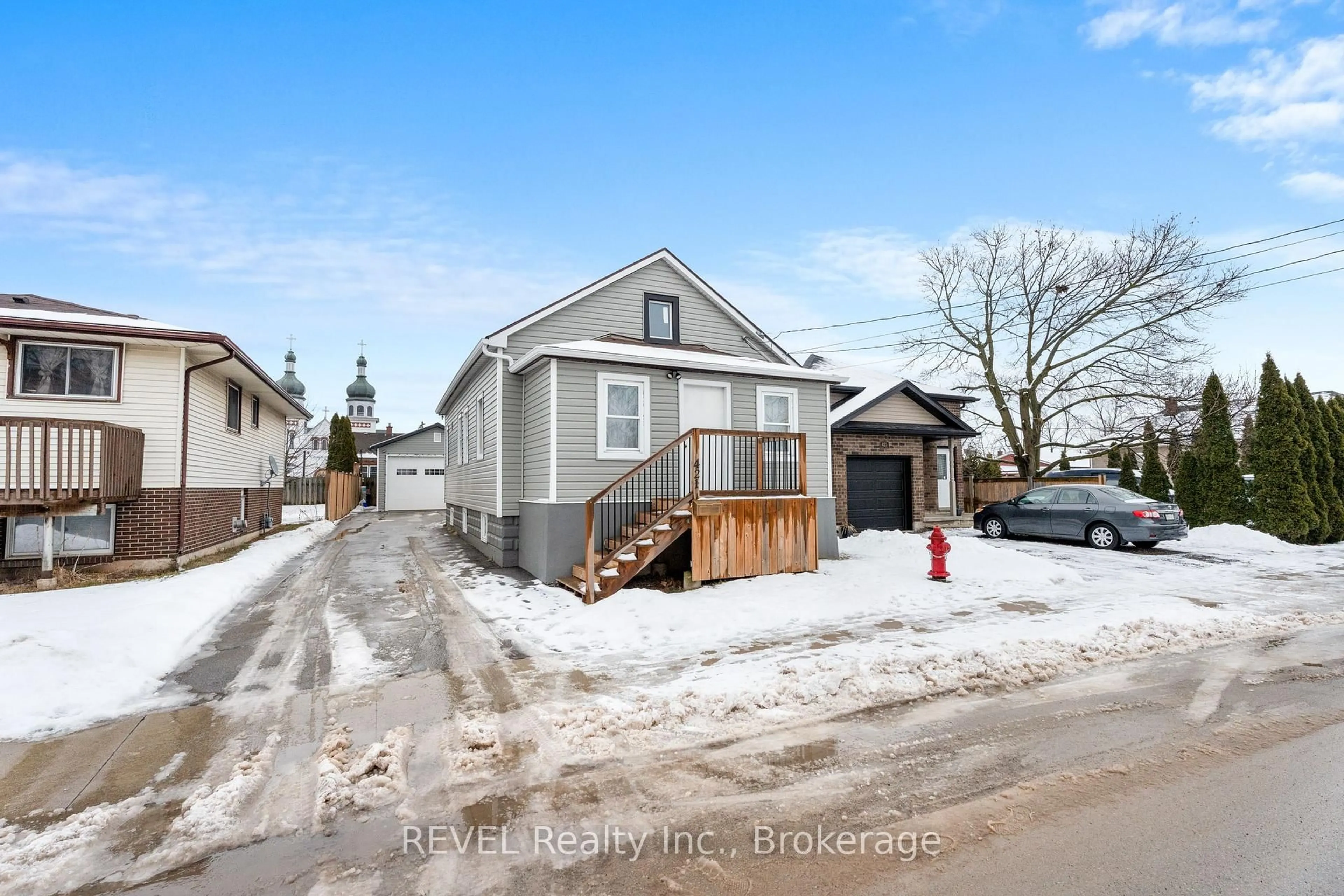 A pic from outside/outdoor area/front of a property/back of a property/a pic from drone, street for 421 Wright St, Welland Ontario L3B 2K6