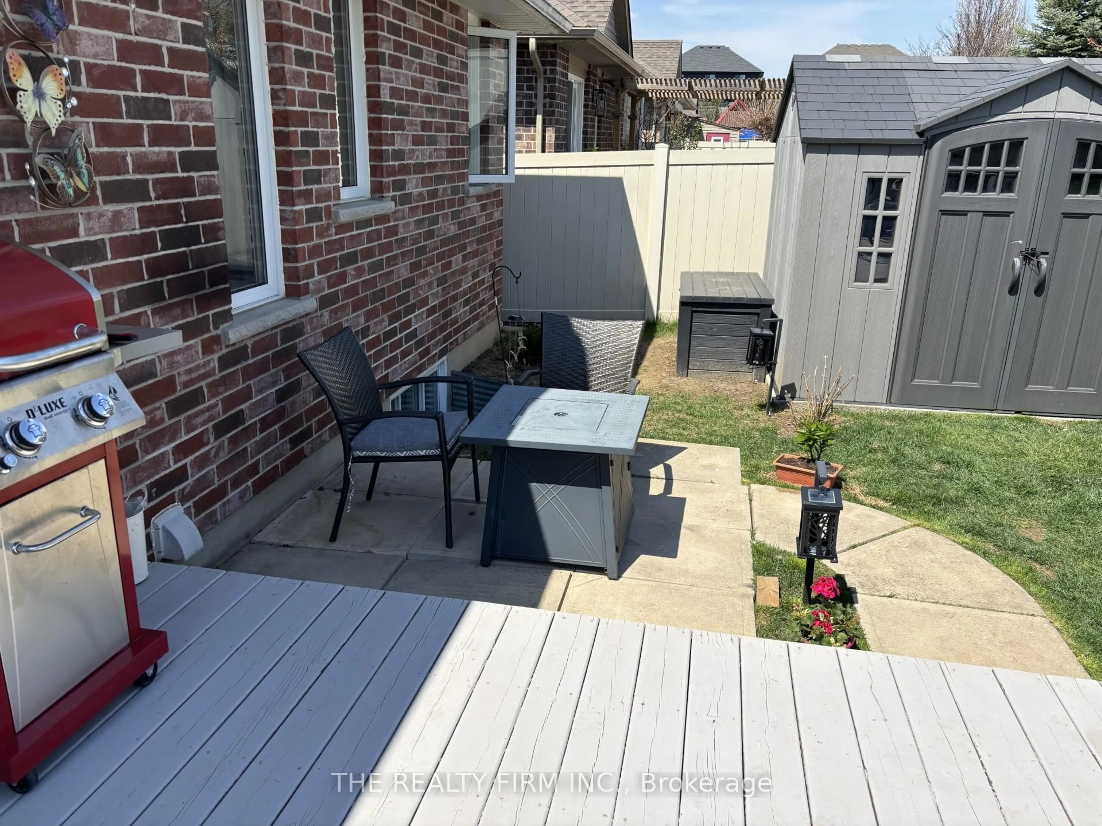 Patio, street for 19 Blairmont Terr, St. Thomas Ontario N5R 0E2