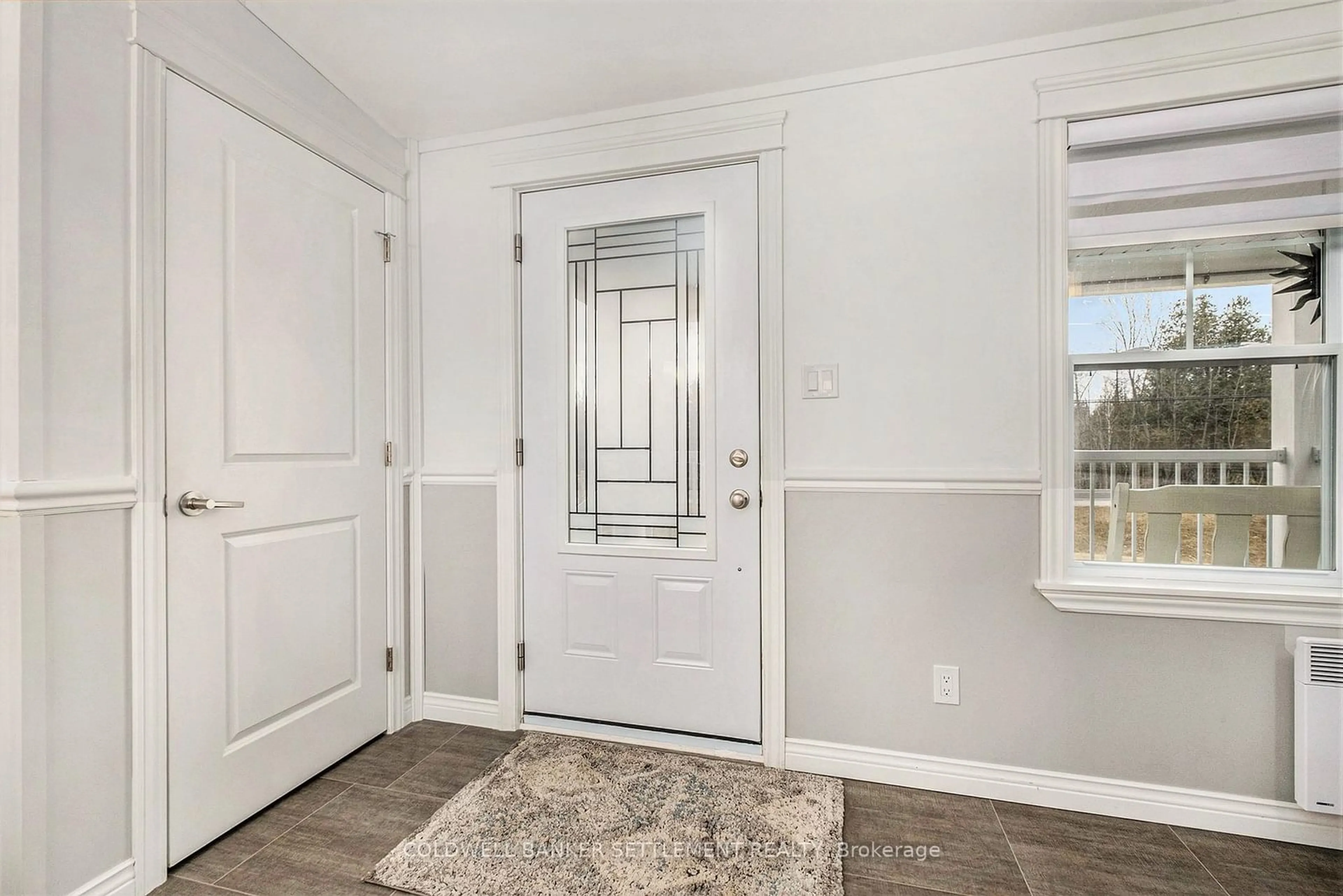 Indoor entryway for 5496 McDonald's Corners Rd, Mcdonalds Corners Ontario K0G 1M0