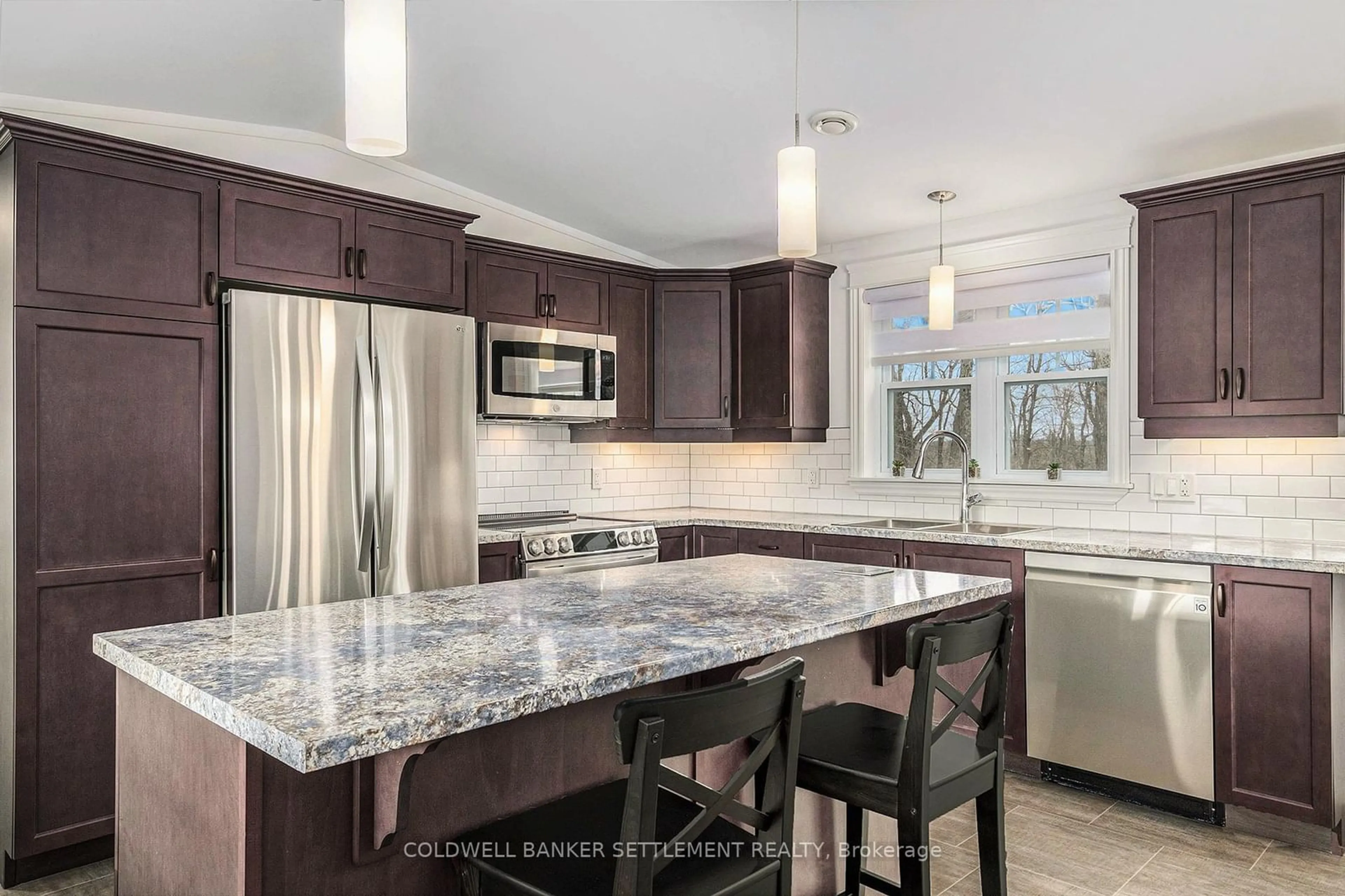 Open concept kitchen, ceramic/tile floor for 5496 McDonald's Corners Rd, Mcdonalds Corners Ontario K0G 1M0