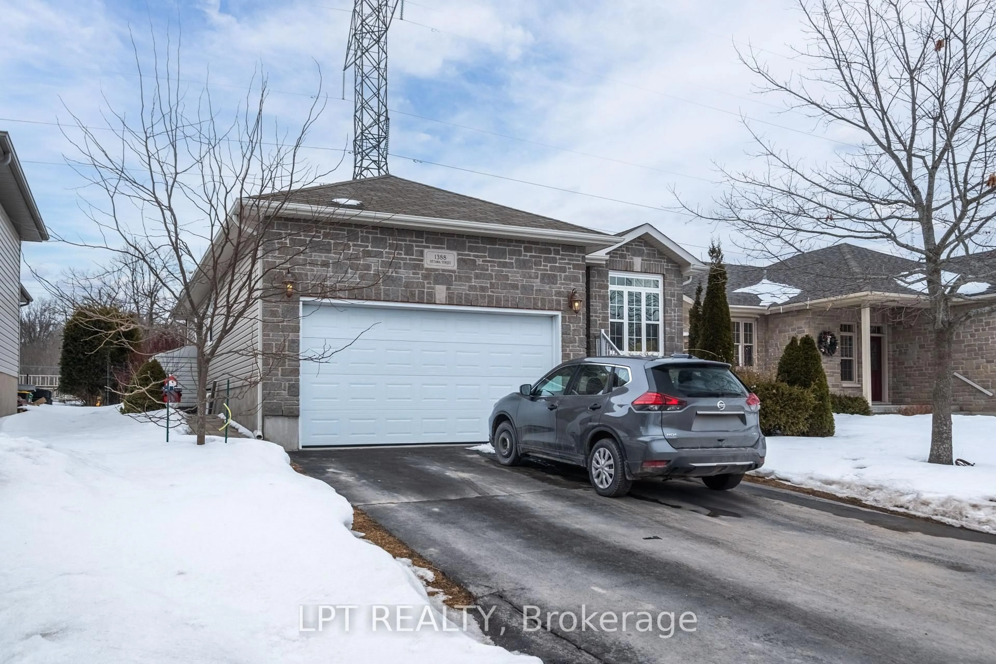 Indoor garage for 1388 Ottawa St, Kingston Ontario K7P 0C2
