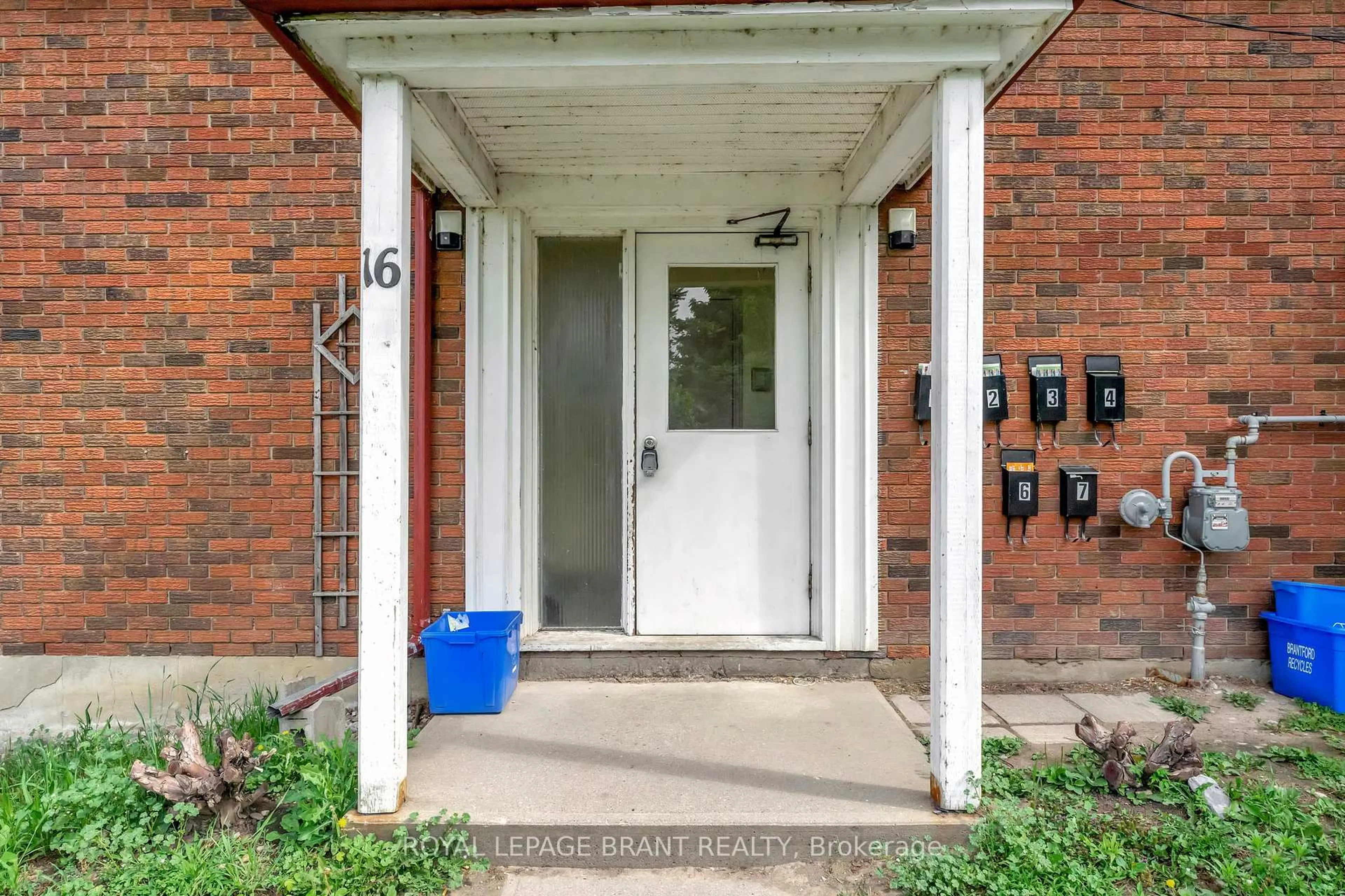Indoor entryway for 16 East Ave, Brantford Ontario N3S 3L1