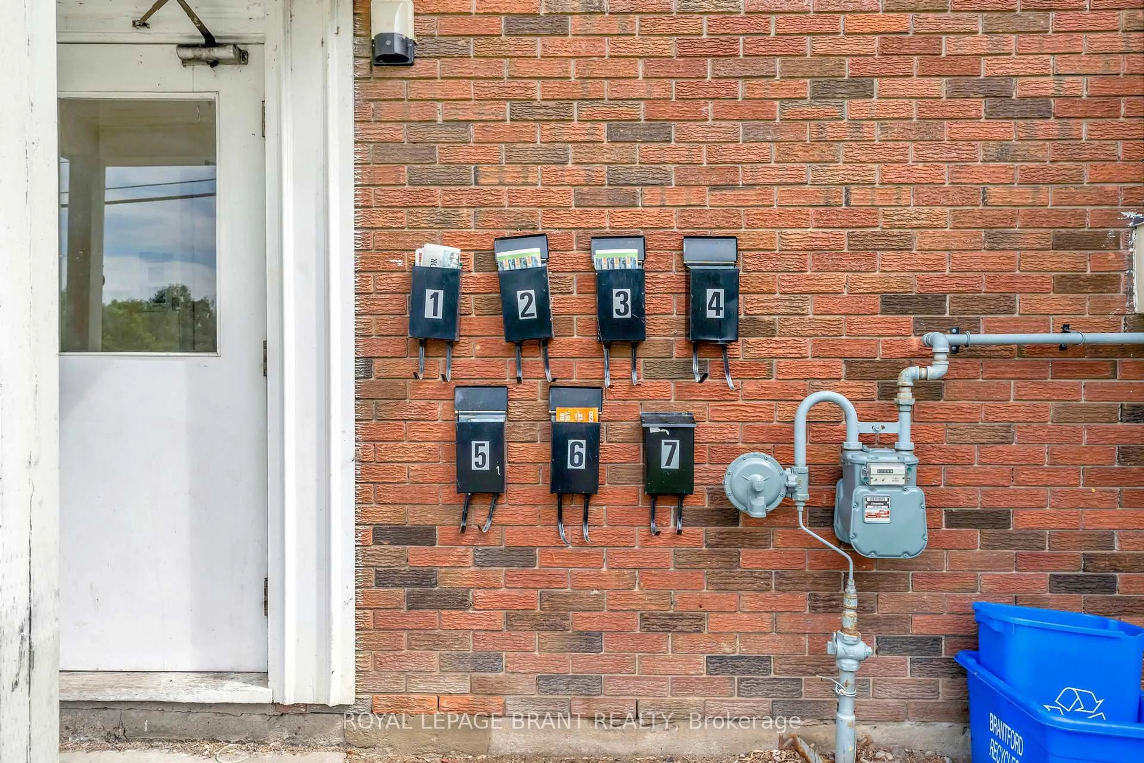 A pic from outside/outdoor area/front of a property/back of a property/a pic from drone, street for 16 East Ave, Brantford Ontario N3S 3L1
