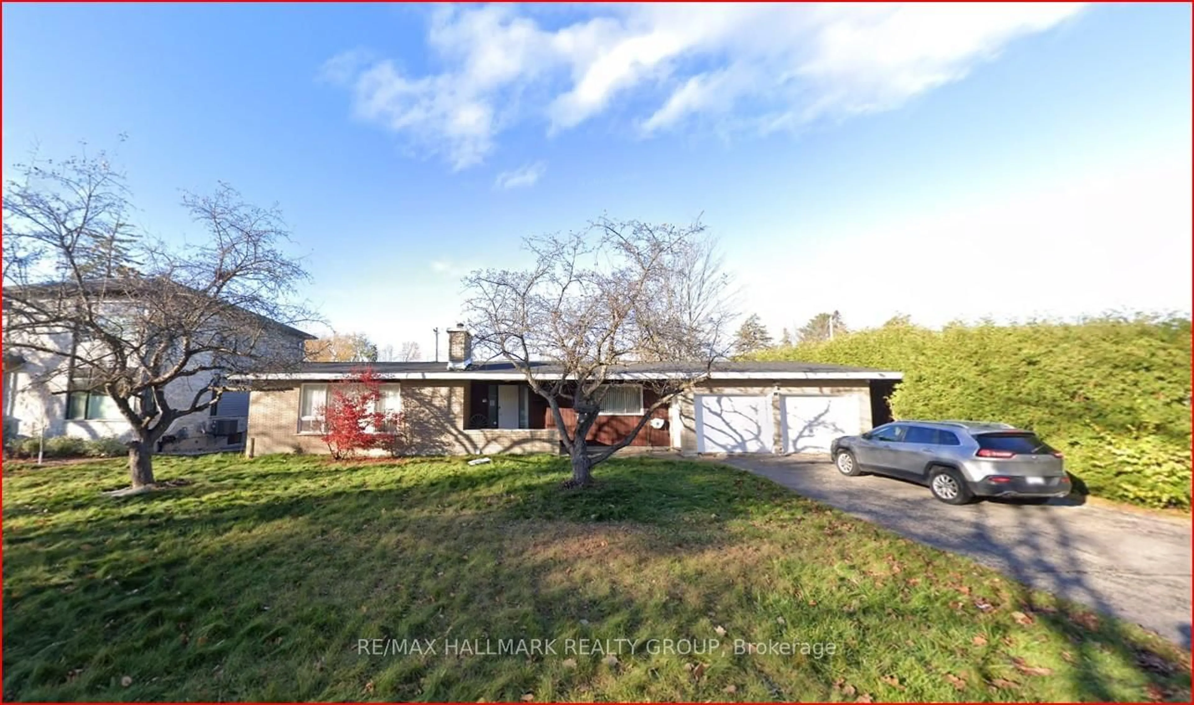 A pic from outside/outdoor area/front of a property/back of a property/a pic from drone, street for 447 ROGER Rd, Ottawa Ontario K1H 5B7