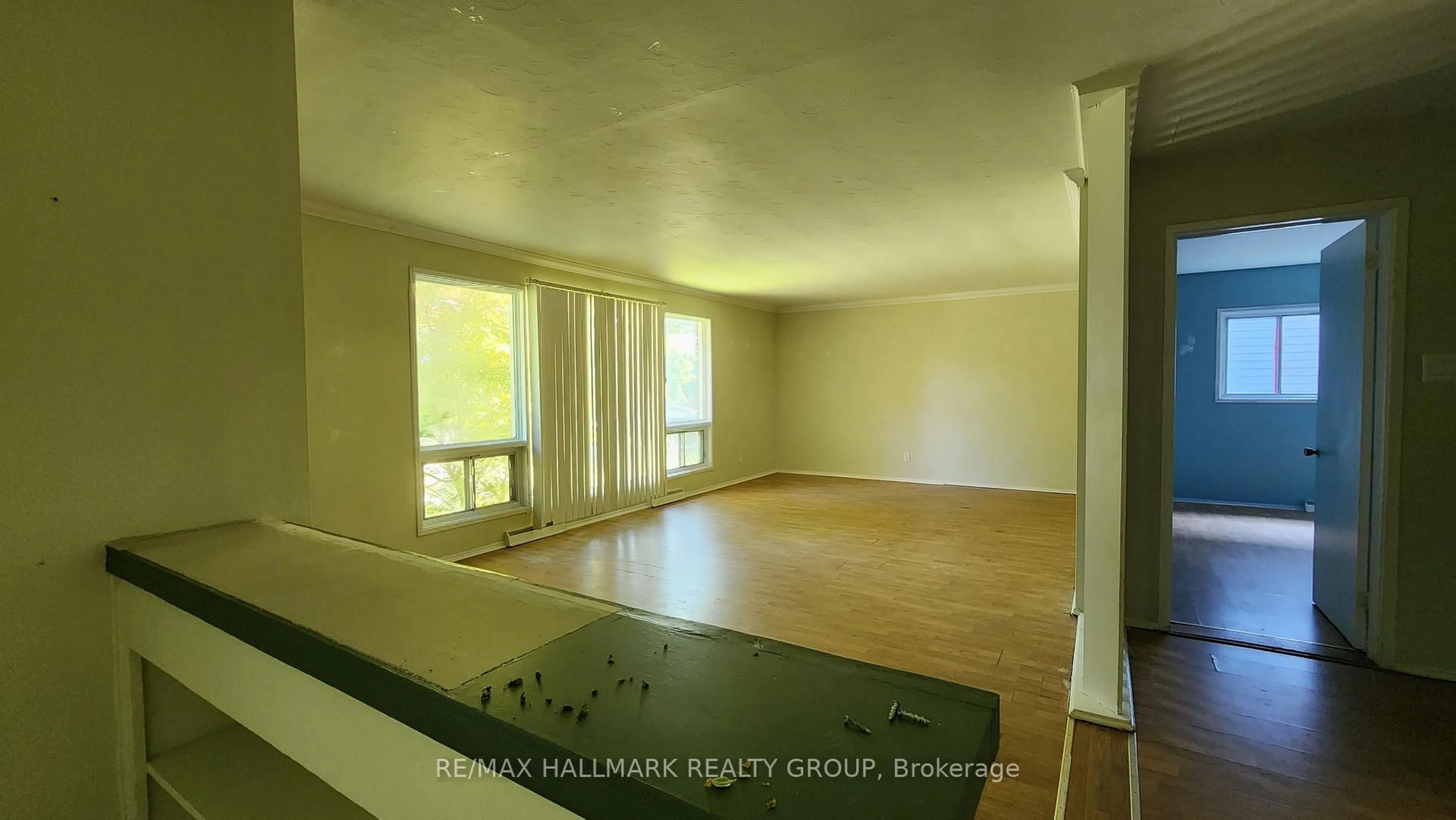 A pic of a room for 447 ROGER Rd, Ottawa Ontario K1H 5B7