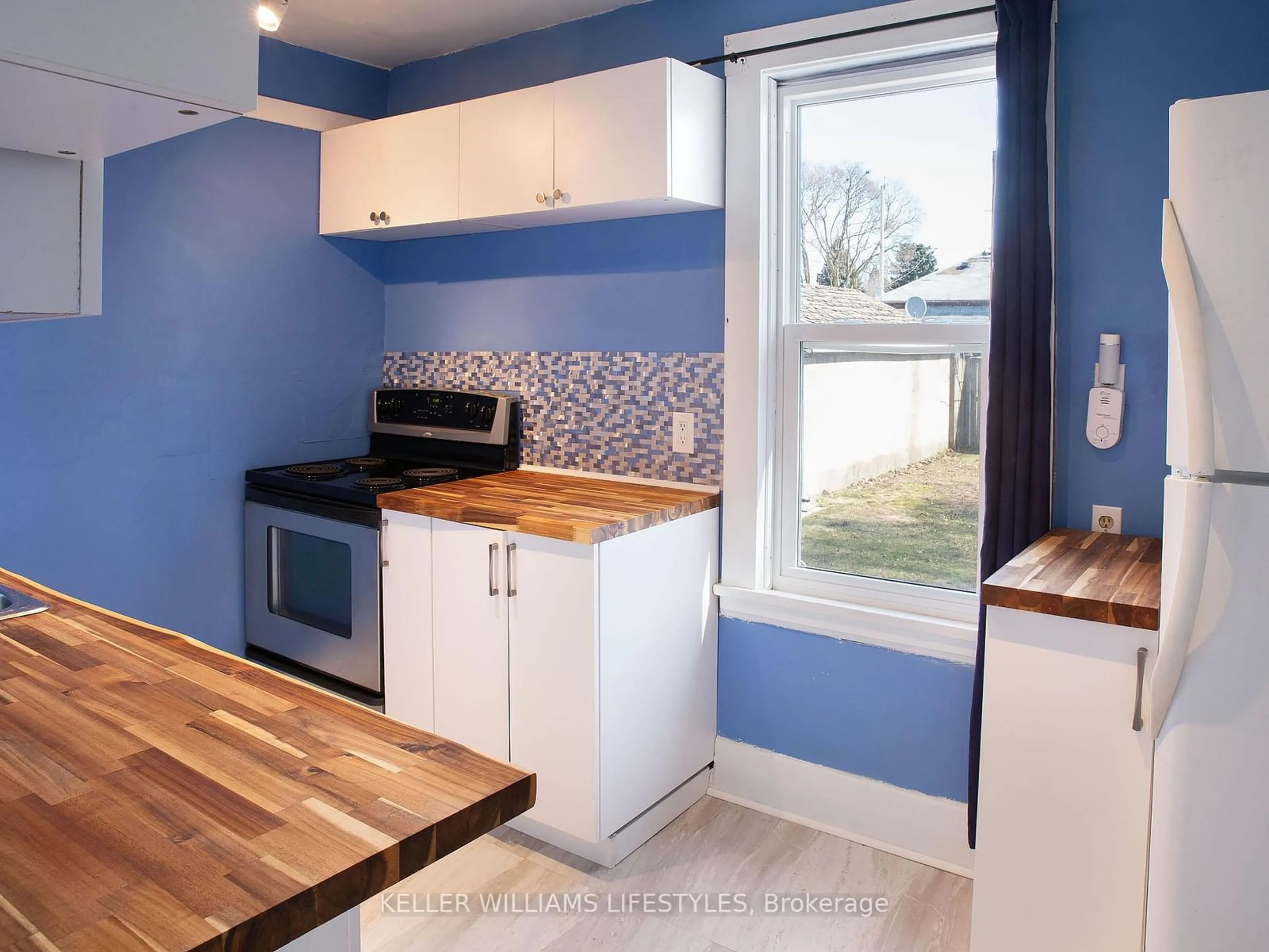 Standard kitchen, unknown for 240 East St, London East Ontario N5Z 2S2