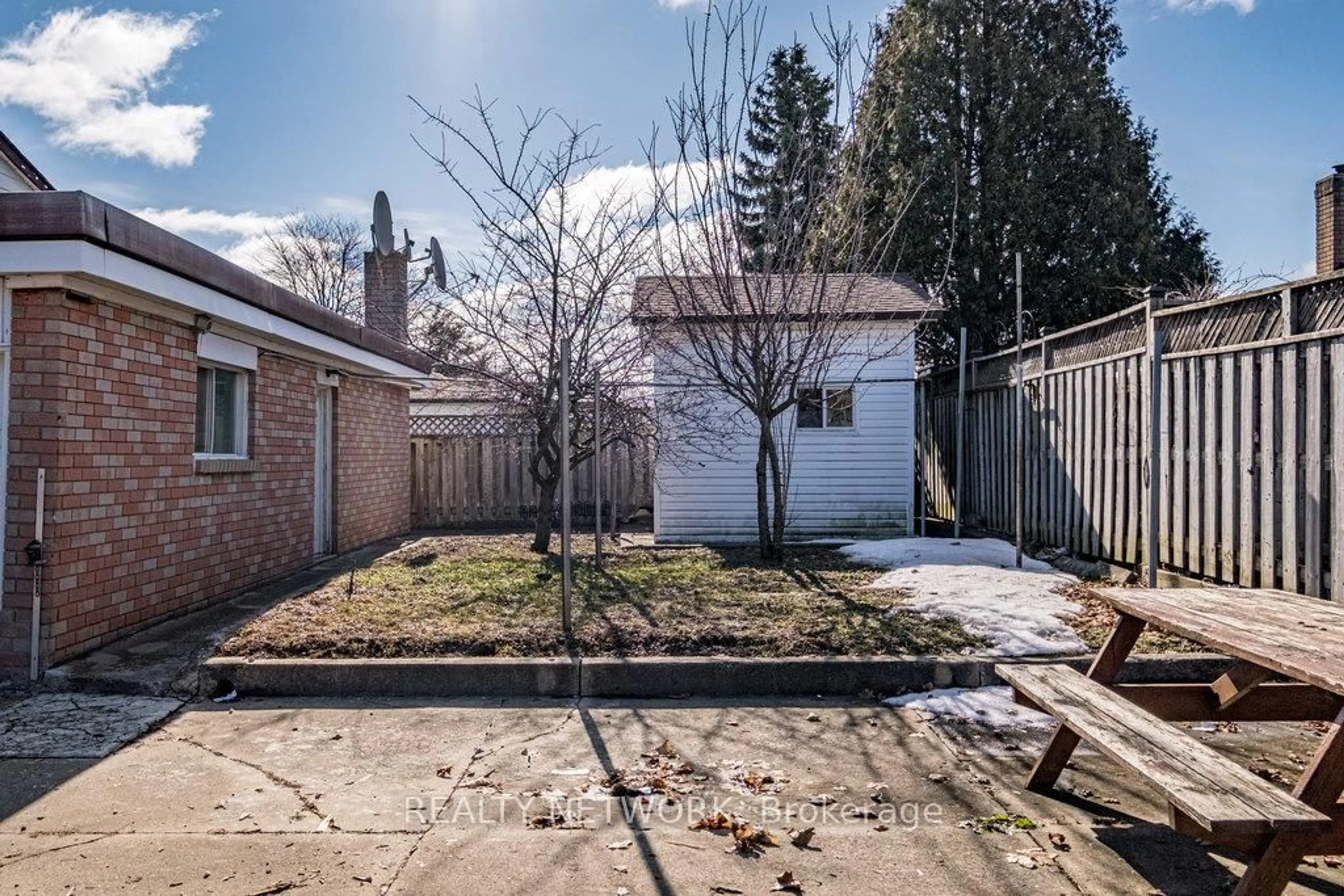 Unknown for 20 Queenslea Dr, Hamilton Ontario L8W 1G1